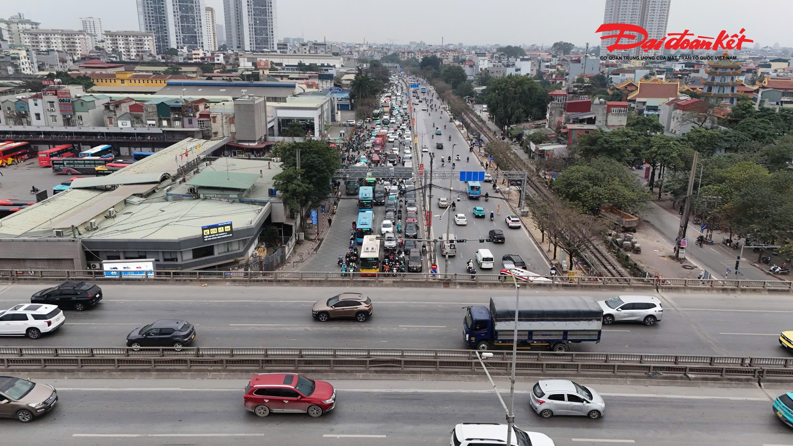 Tại đường Ngọc Hồi tình trạng ùn ứ bắt đầu diễn ra từ 17h.