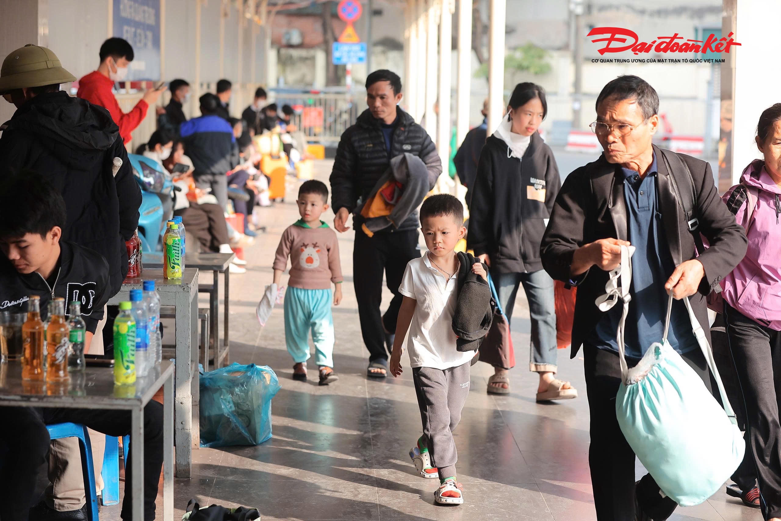 Nhiều em nhỏ, cùng bố mẹ quay trở lại Hà Nội.