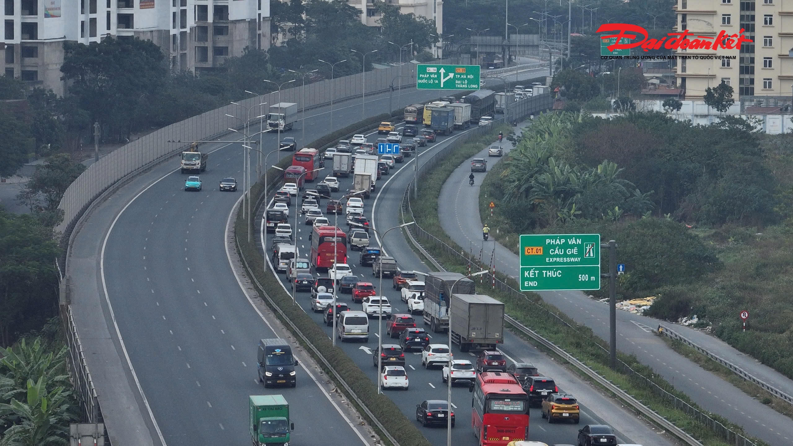 Không chỉ tại các bến xe, tình hình giao thông trên các tuyến đường cửa ngõ và nội đô Hà Nội cũng tương đối thông thoáng. Các trục đường như Giải Phóng, Phạm Hùng, Khuất Duy Tiến, vành đai 3 trên cao, cầu Thanh Trì, cầu Vĩnh Tuy… lưu lượng phương tiện ở mức vừa phải, các phương tiện di chuyển ổn định, không xảy ra ùn tắc kéo dài.