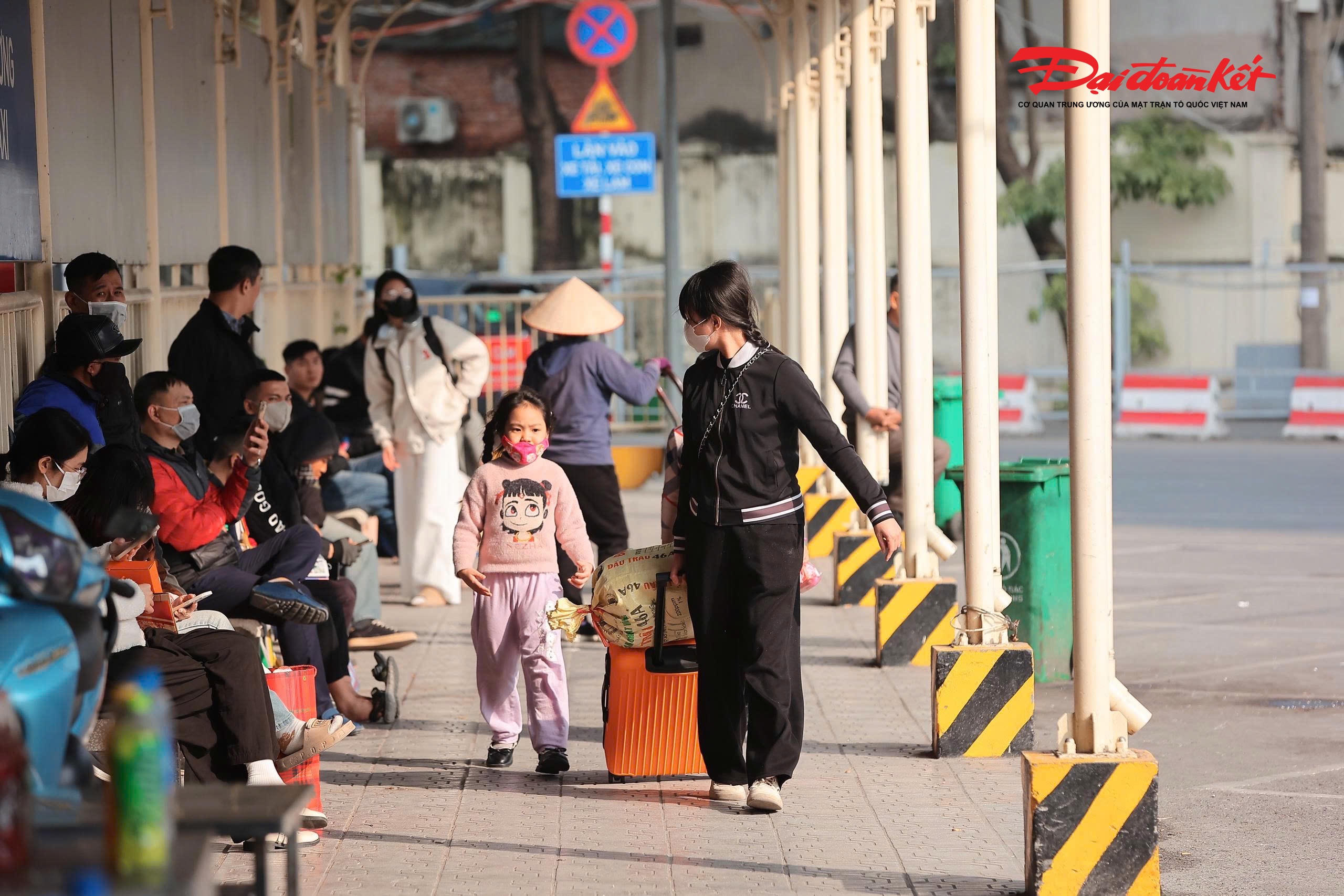 Theo ghi nhận của PV Báo Đại đoàn kết tại các bến xe lớn như Mỹ Đình, Giáp Bát, Nước Ngầm, lượng hành khách trở lại Thủ đô tăng nhẹ so với những ngày trước đó nhưng không xảy ra tình trạng quá tải. Khu vực sảnh chờ, quầy vé và lối ra vào bến xe trật tự, phương tiện ra vào nhịp nhàng. Các tuyến xe khách hoạt động đúng biểu đồ, không ghi nhận tình trạng chen lấn hay ùn ứ kéo dài.