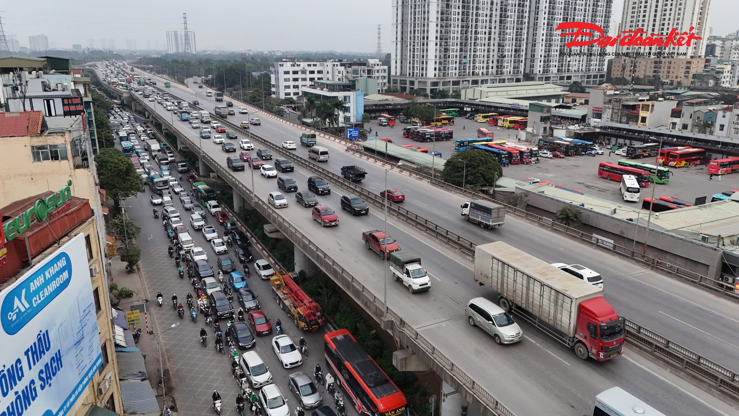 Tuyến đường Đỗ Mười dòng xe xếp hàng dài quay trở lại Thủ đô.