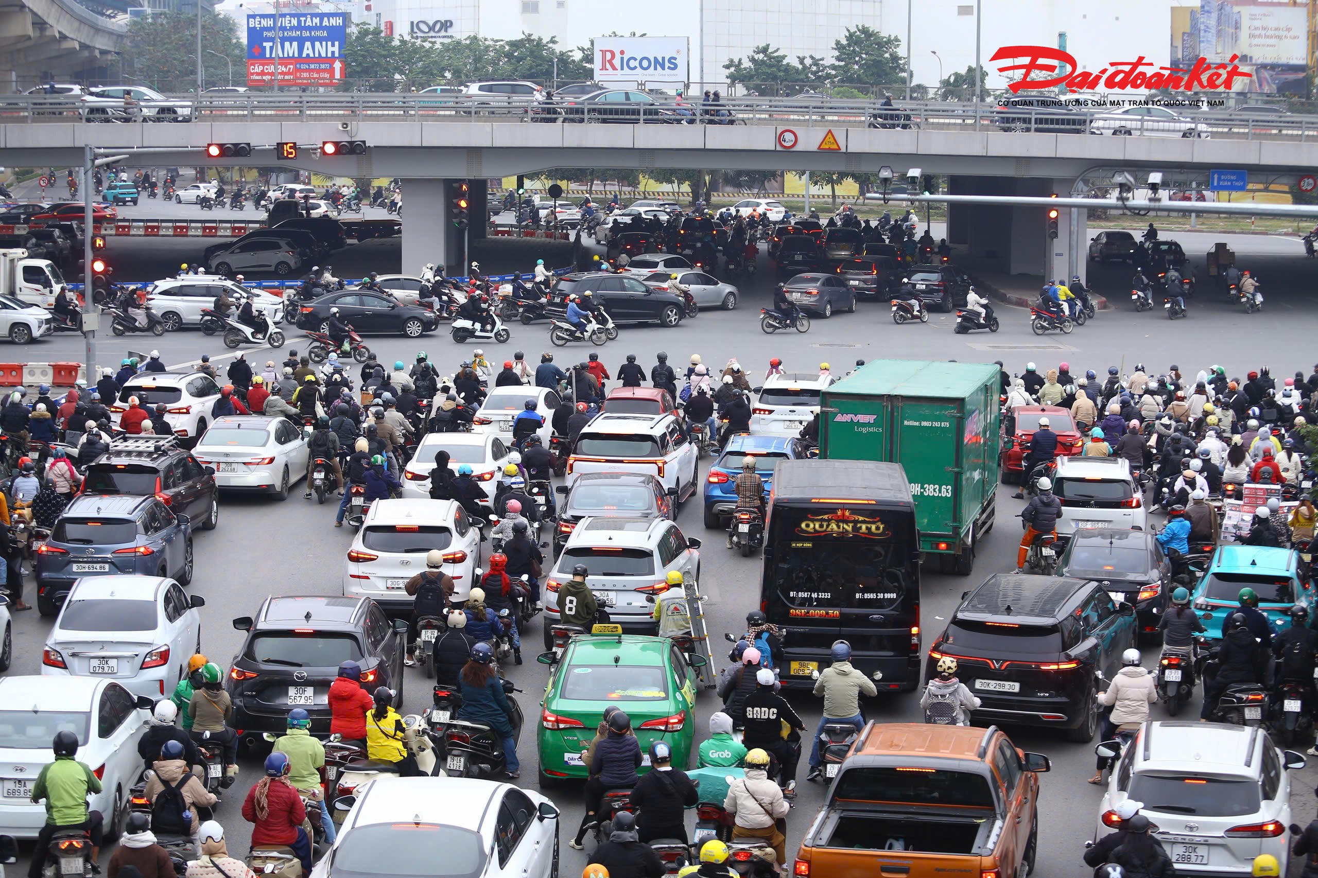 Tại khu vực nút giao Cầu Giấy lưu lượng phương tiện cũng tăng mạnh, nhưng hầu hết người dân đều chấp hành Luật giao thông.