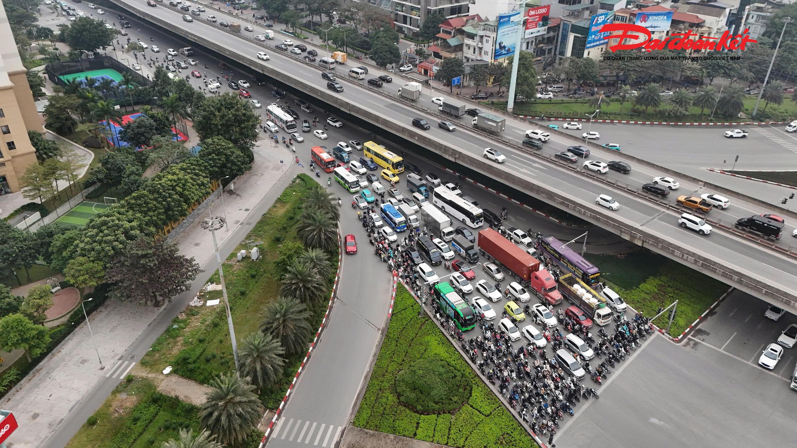 Khu vực nút giao hầm chui Trung Hòa các phương tiện đứng chờ đèn tín hiệu giao thông ngay ngắn.