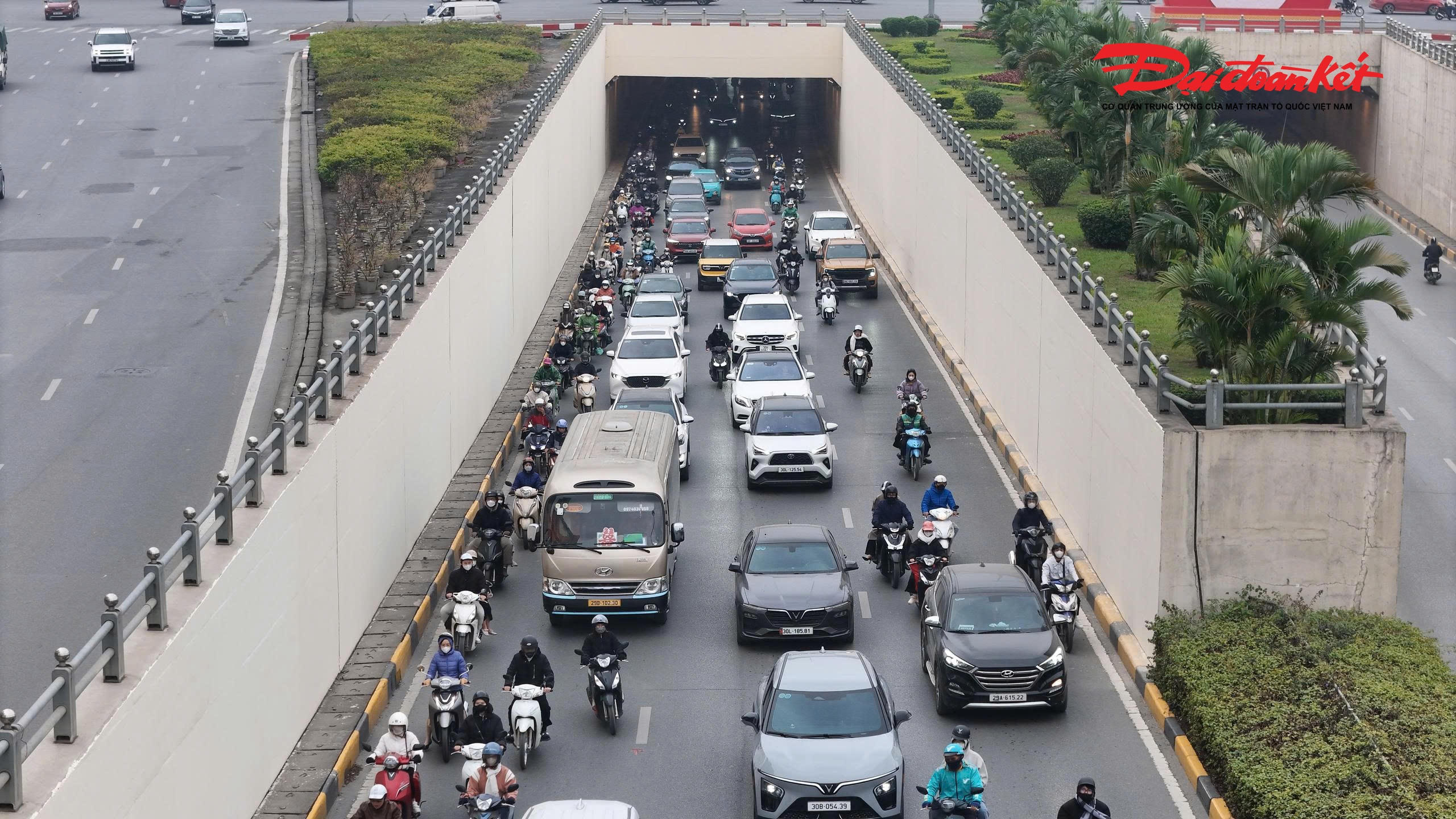 Các phương tiện không còn phải chen nhau trong hầm chui Trung Hoà vào cao điểm sáng.