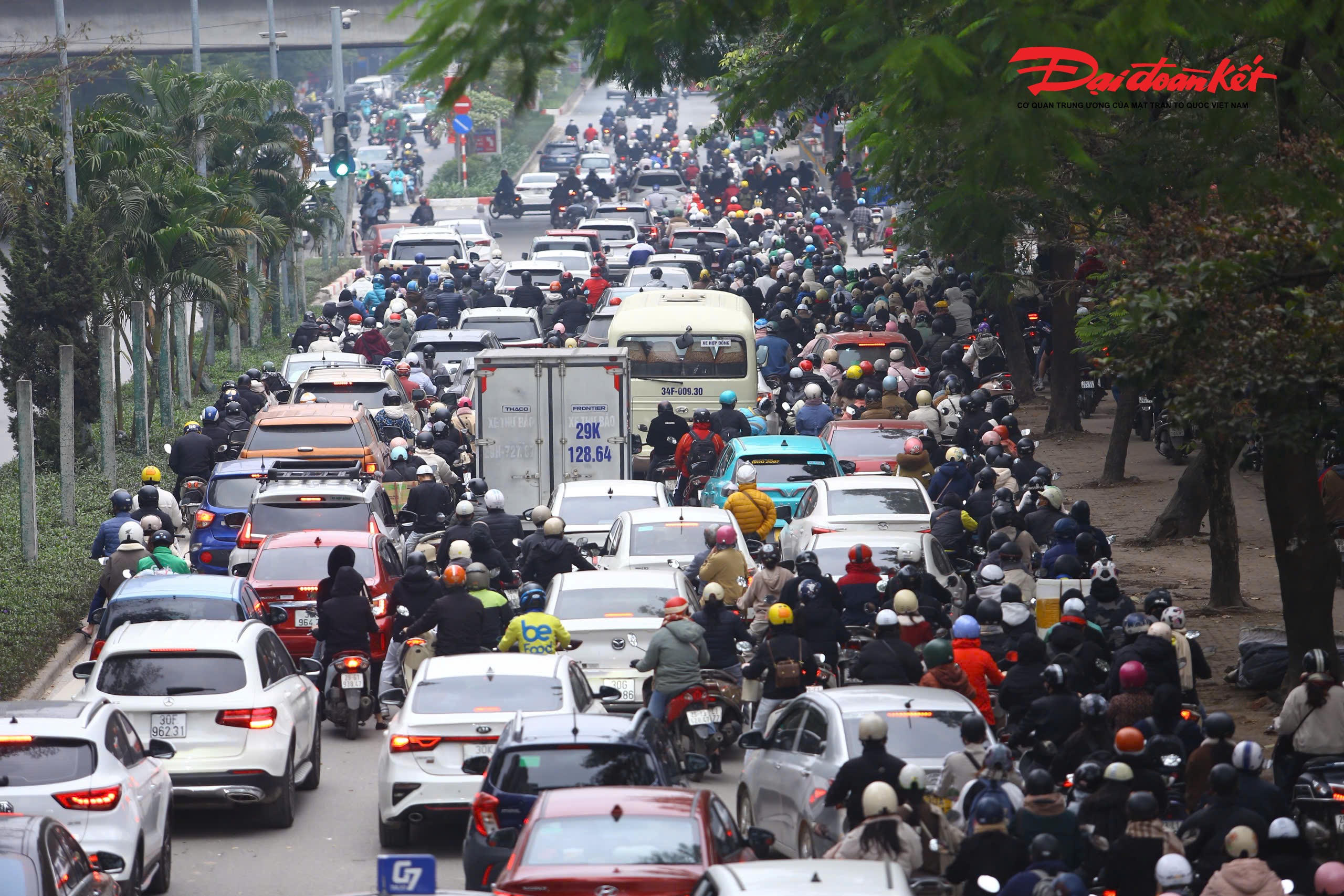 Dòng xe "ken đặc" lưu thông vào giờ cao điểm sáng.