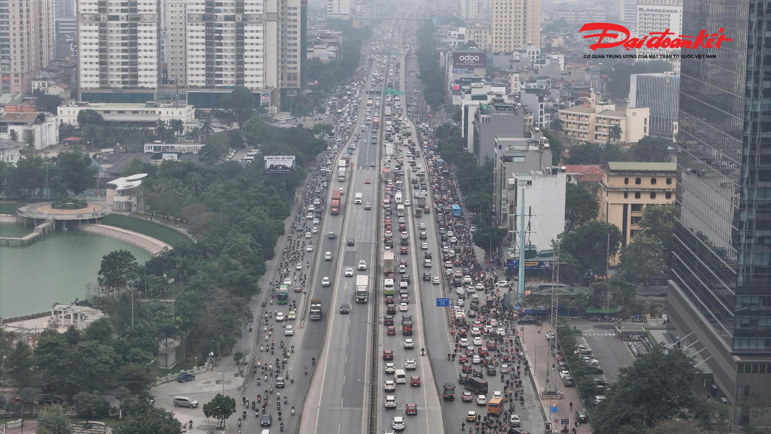 Tuyến đường Vành đai 3 trên cao, tuy lượng phương tiện đông đúc, nhưng các phương tiện vẫn di chuyển thuận lợi.