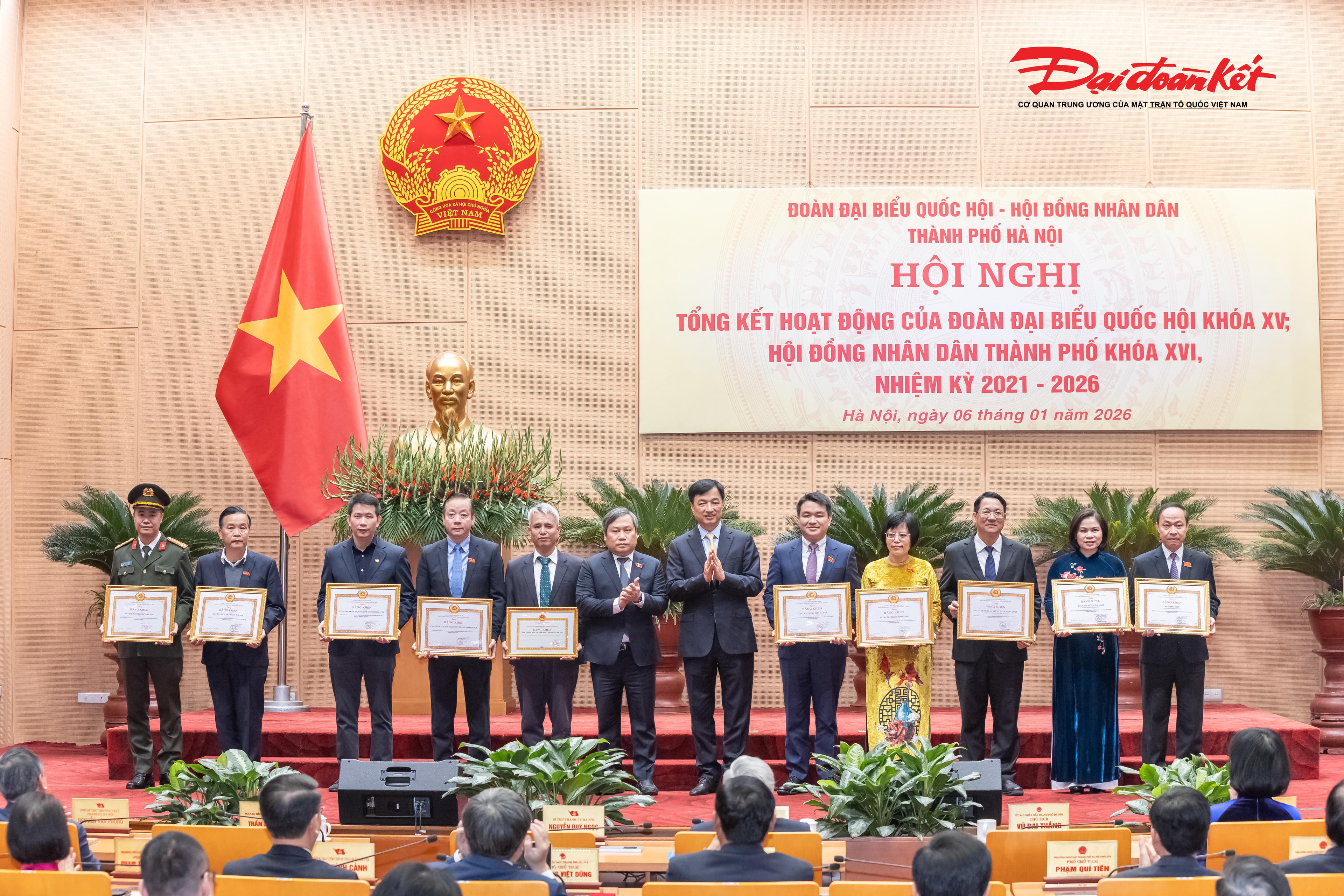 Bí thư Thành ủy Hà Nội Nguyễn Duy Ngọc, Chủ tịch UBND TP Hà Nội Vũ Đại Thắng trao Bằng khen của Ban Thường vụ Thành ủy Hà Nội tặng các tập thể, cá nhân có thành tích xuất sắc trong hoạt động của Đoàn ĐBQH TP. Hà Nội và HĐND TP Hà Nội, nhiệm kỳ 2021 - 2026.