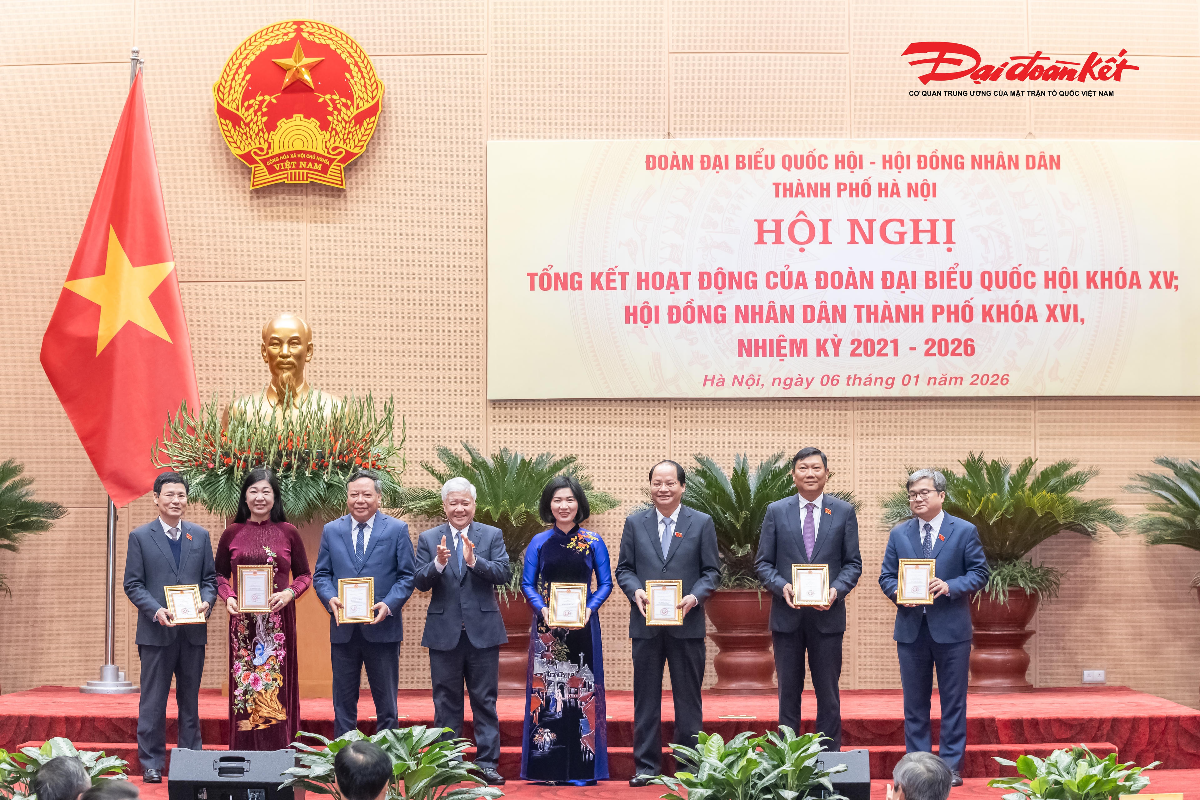 Phó Chủ tịch Thường trực Quốc hội Đỗ Văn Chiến trao tặng kỷ niệm chương “Vì sự nghiệp Quốc hội Việt Nam” cho 7 cá nhân.