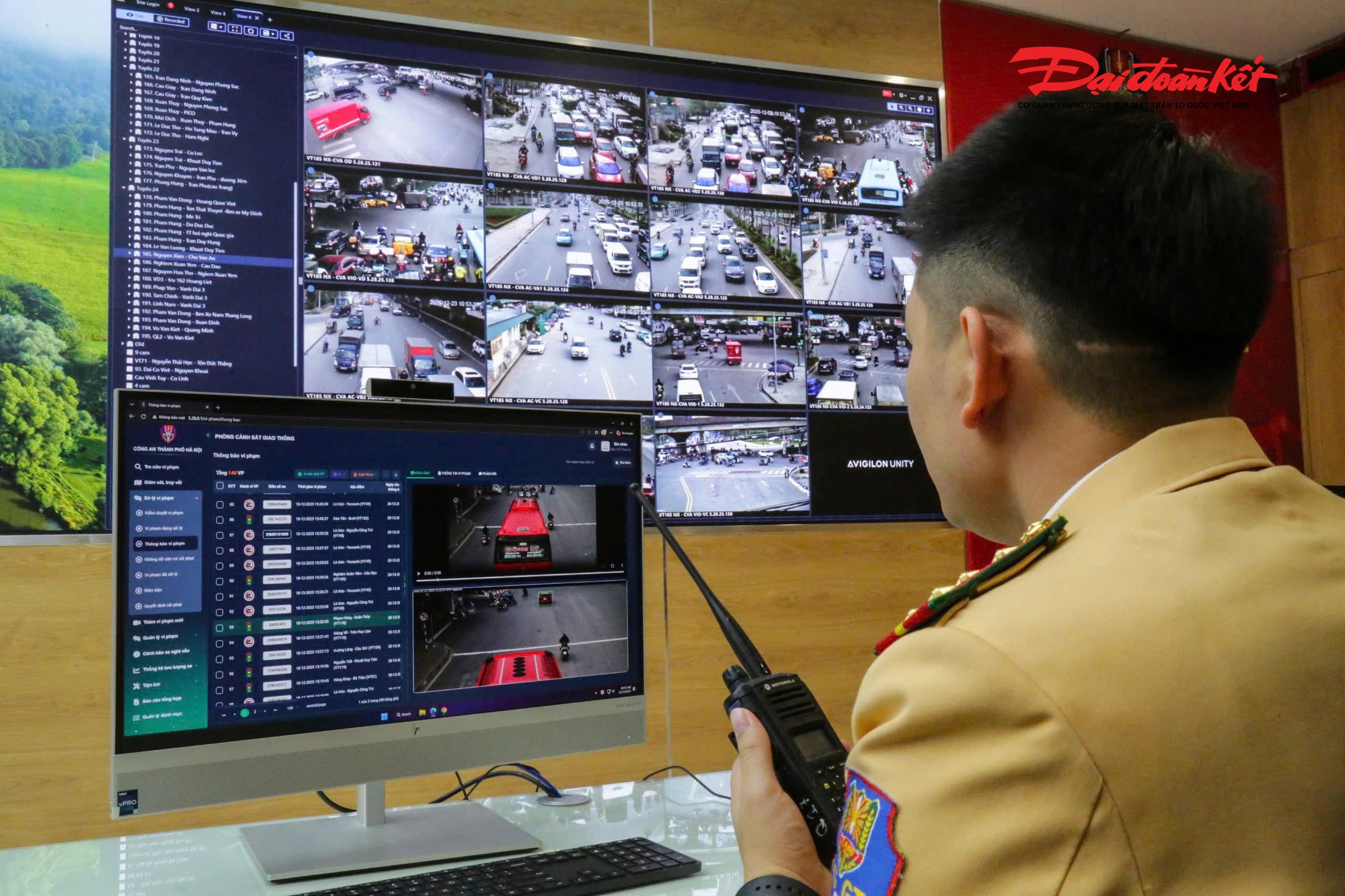 CSGT ứng trực tại Trung tâm điều khiển giao thông.