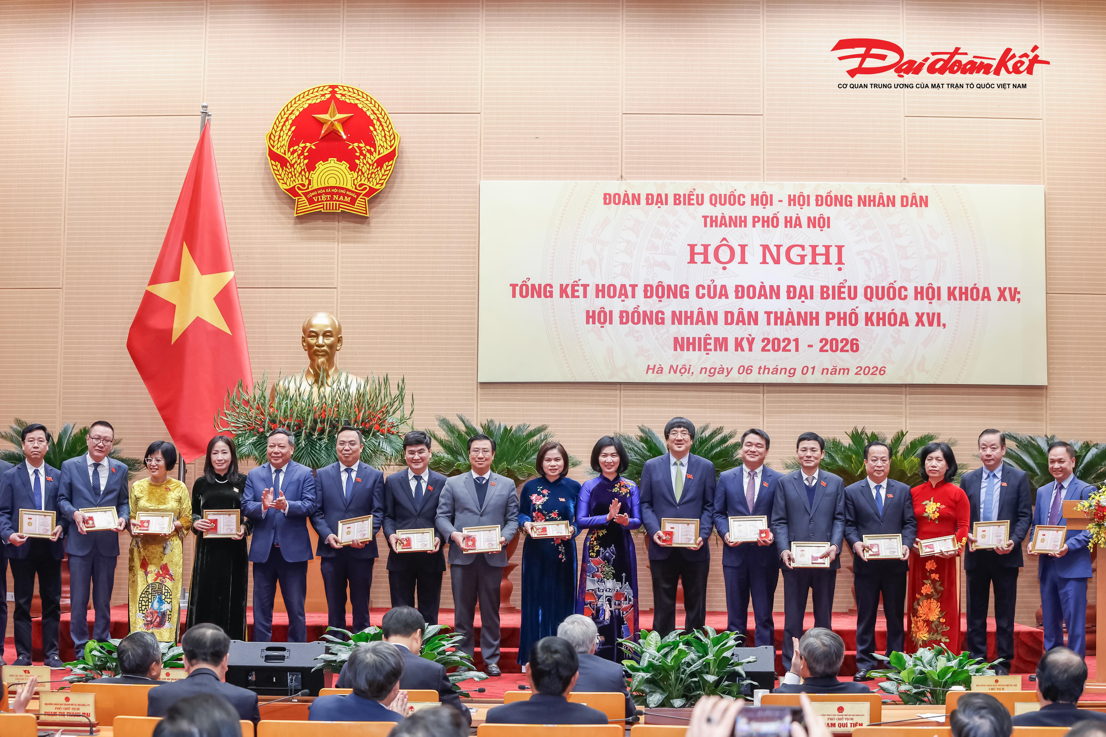 Phó Bí thư Thường trực Thành ủy Nguyễn Văn Phong; Phó Bí thư Thành ủy, Chủ tịch HĐND TP Hà Nội Phùng Thị Hồng Hà trao tặng các cá nhân kỷ niệm chương “Vì sự nghiệp xây dựng, bảo vệ và phát triển thủ đô Hà Nội”.