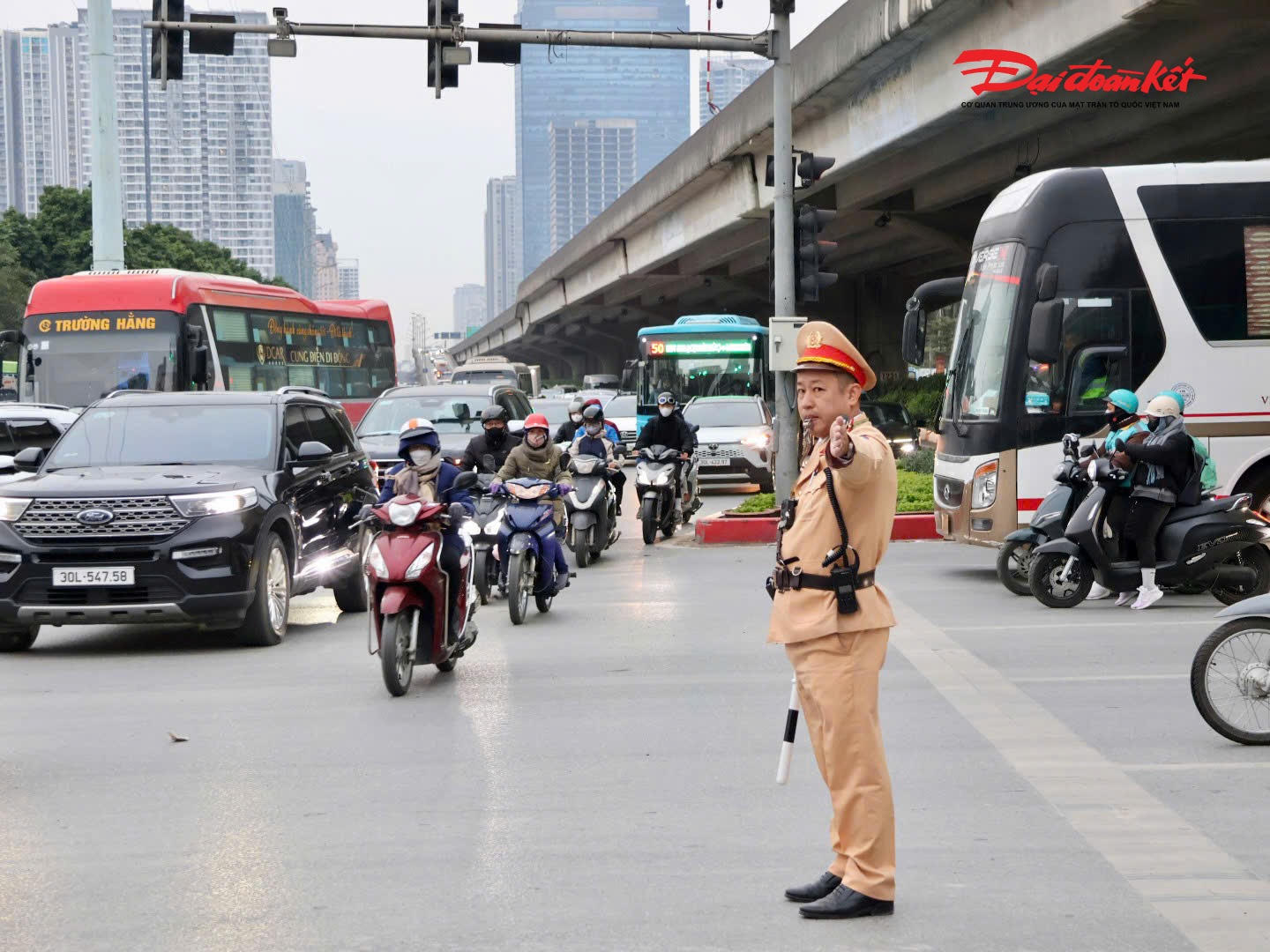 Đội CSGT đường bộ số 6 điều tiết giao thông tại Phạm Hùng - Đại lộ Thăng Long.