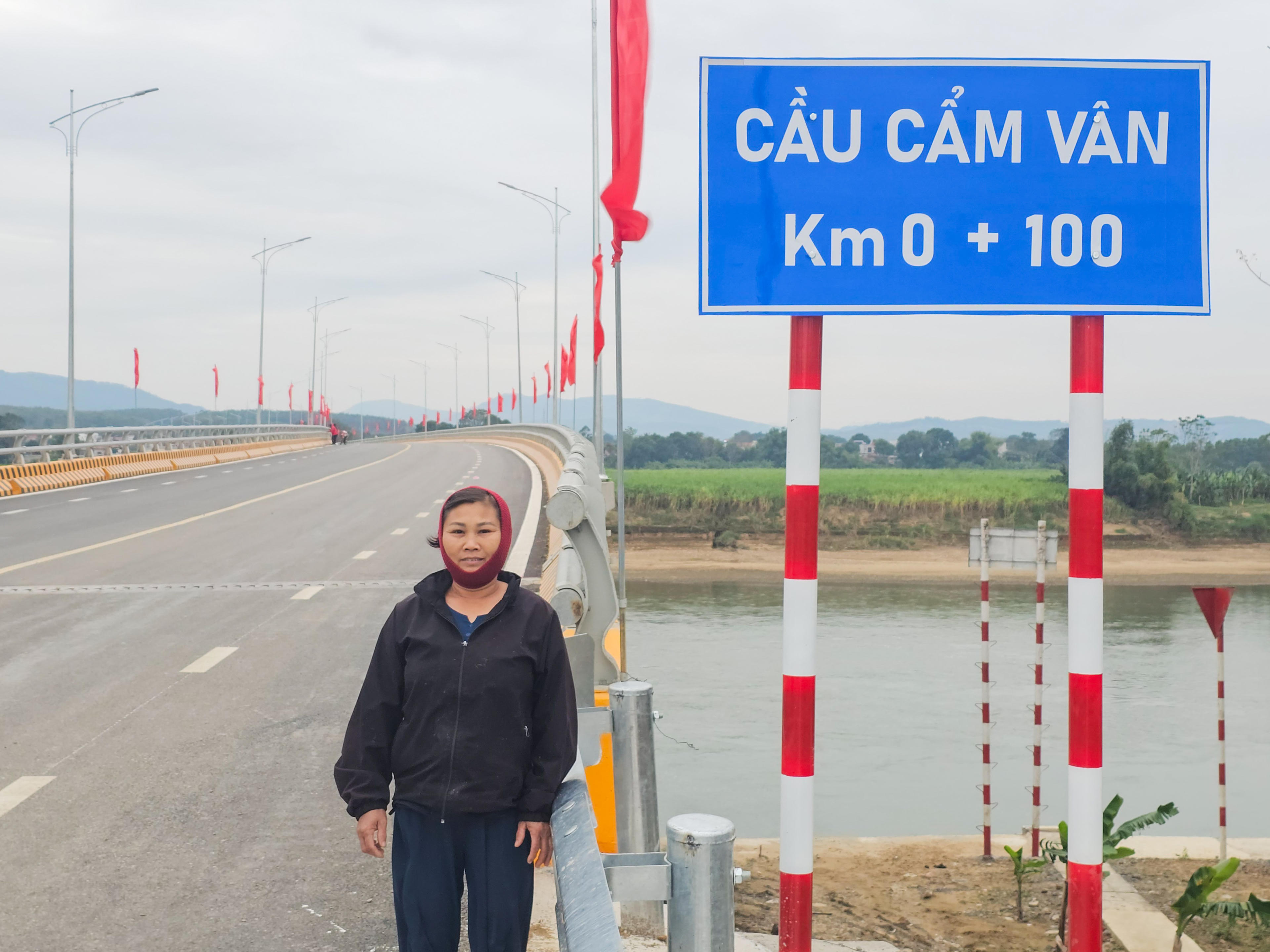 Người dân Cẩm Vân vui mừng, phấn khởi vì có cây cầu mới. Ảnh: Đình Minh