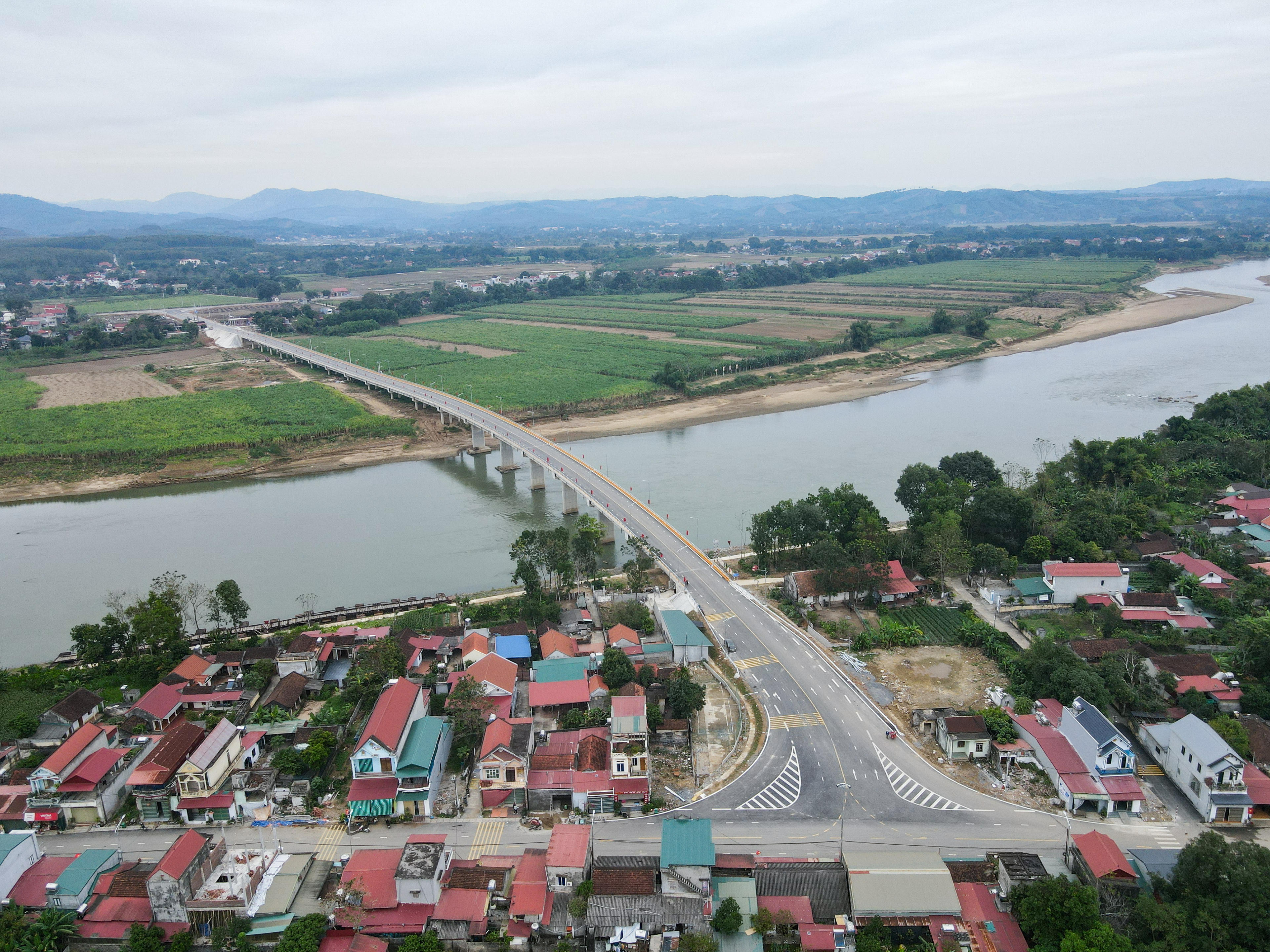 Cầu Cẩm Vân mở rộng không gian phát triển của xã Cẩm Vân sau sáp nhập. Ảnh: Đình Minh