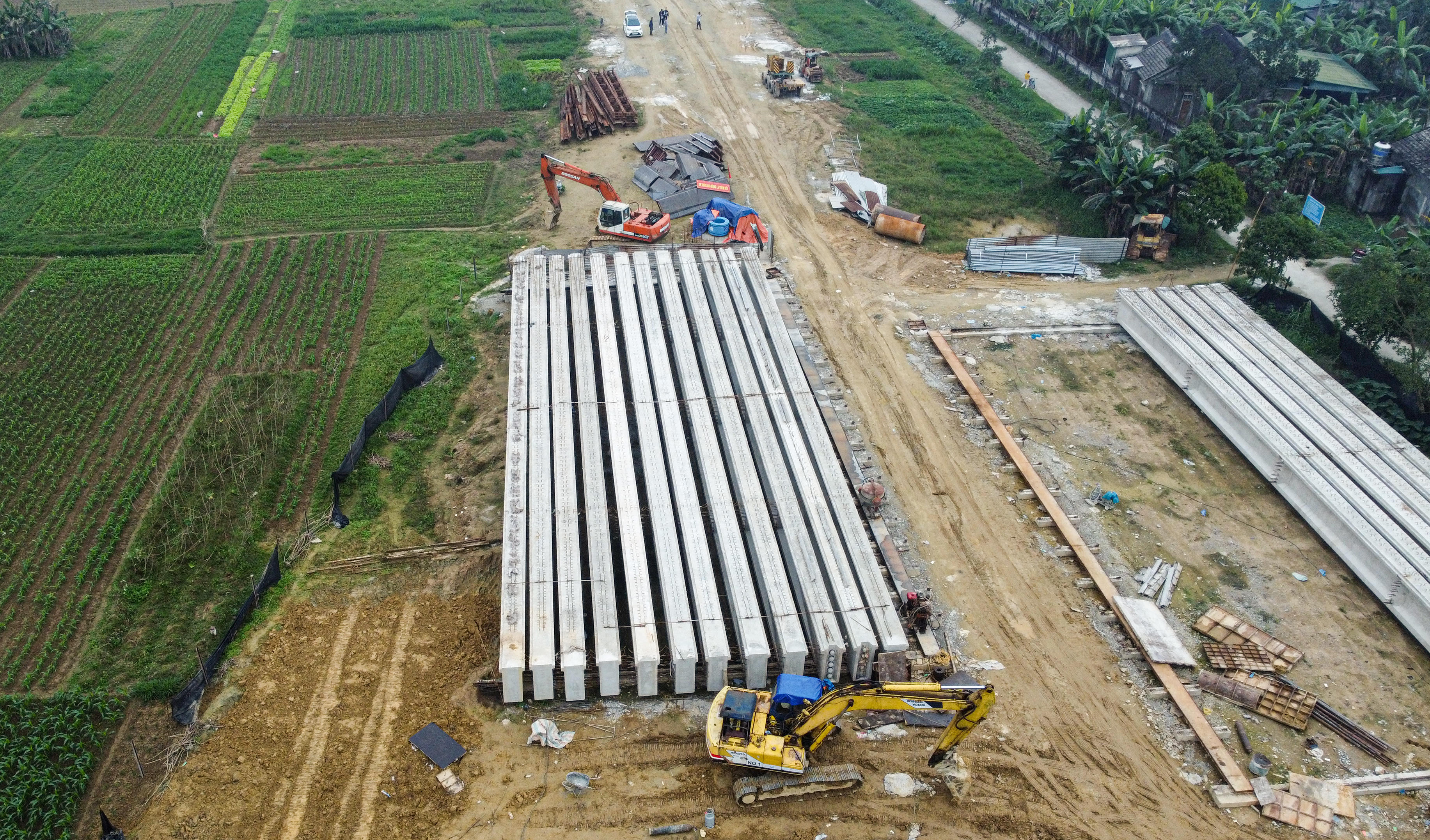 Quá trình xây dựng cầu vượt lũ trên lưu vực sông lớn gặp nhiều khó khăn do ảnh hưởng trực tiếp của thời tiết. Ảnh: Cẩm Kỳ&nbsp;