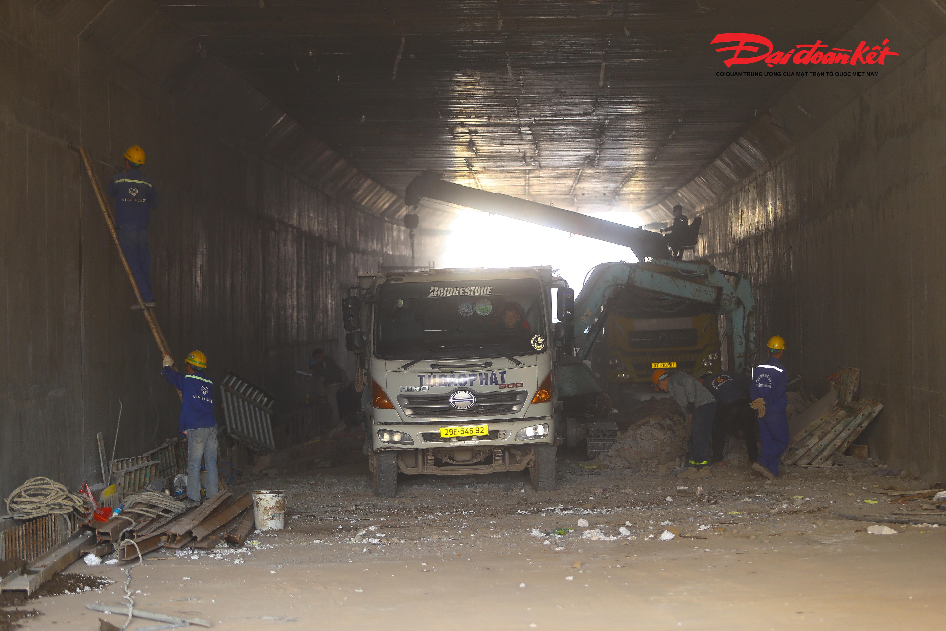 Ông Trần Bình Định - Kỹ sư ban điều hành dự án hầm chui cho biết,&nbsp;đến thời điểm hiện tại dự án đã hoàn thiện 90% khối lượng công việc. Trên công trường hoàn thiện hạng mục trạm bơm thảm hầm phía đầm hồng kết nối hạ tầng với dự án 2,5.&nbsp;Dự kiến sẽ thông xe kỹ thuật vào ngày 10/2.