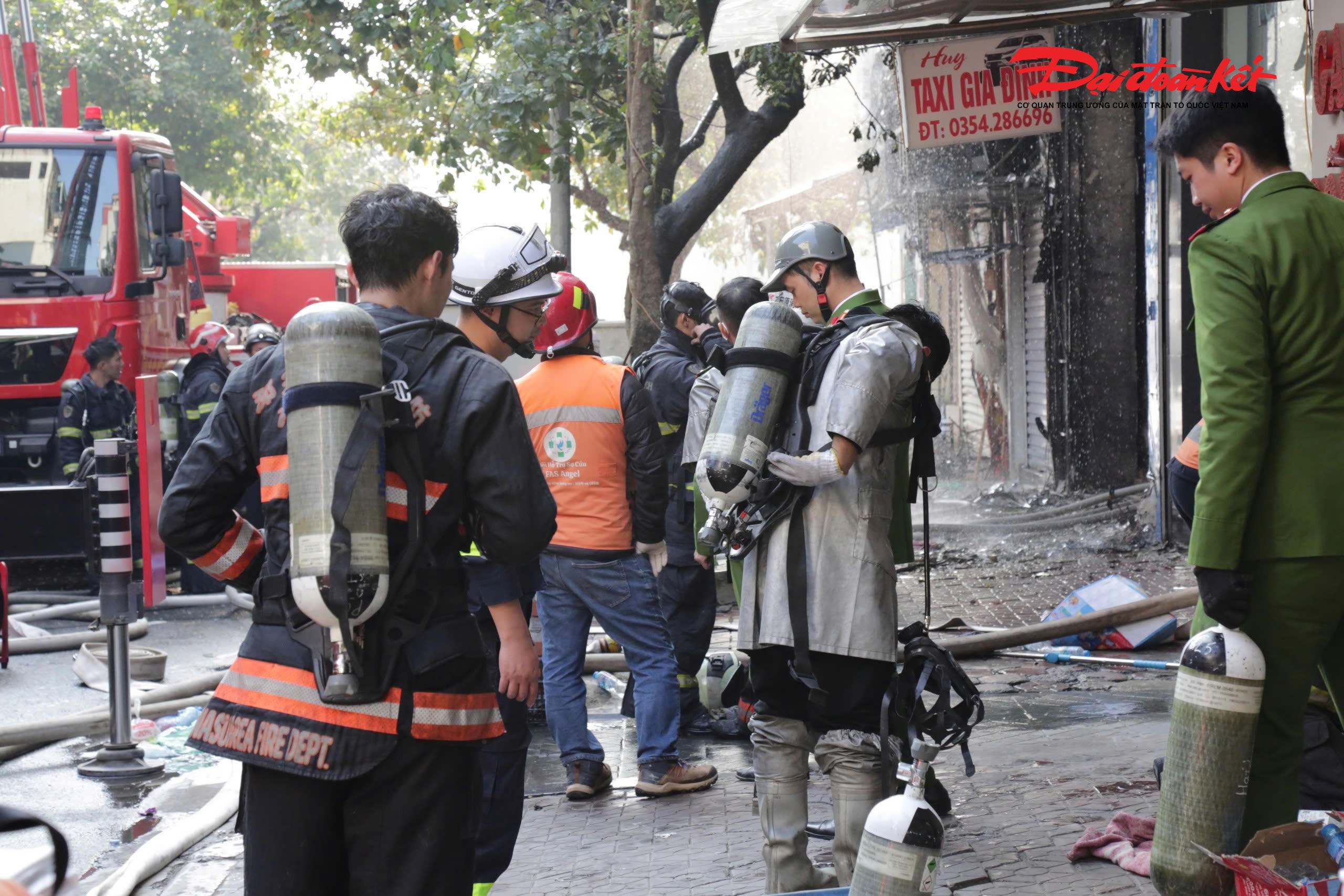 Lực lượng PCCC cà CNCH mệt nhoài sau nhiều giờ chữa cháy.