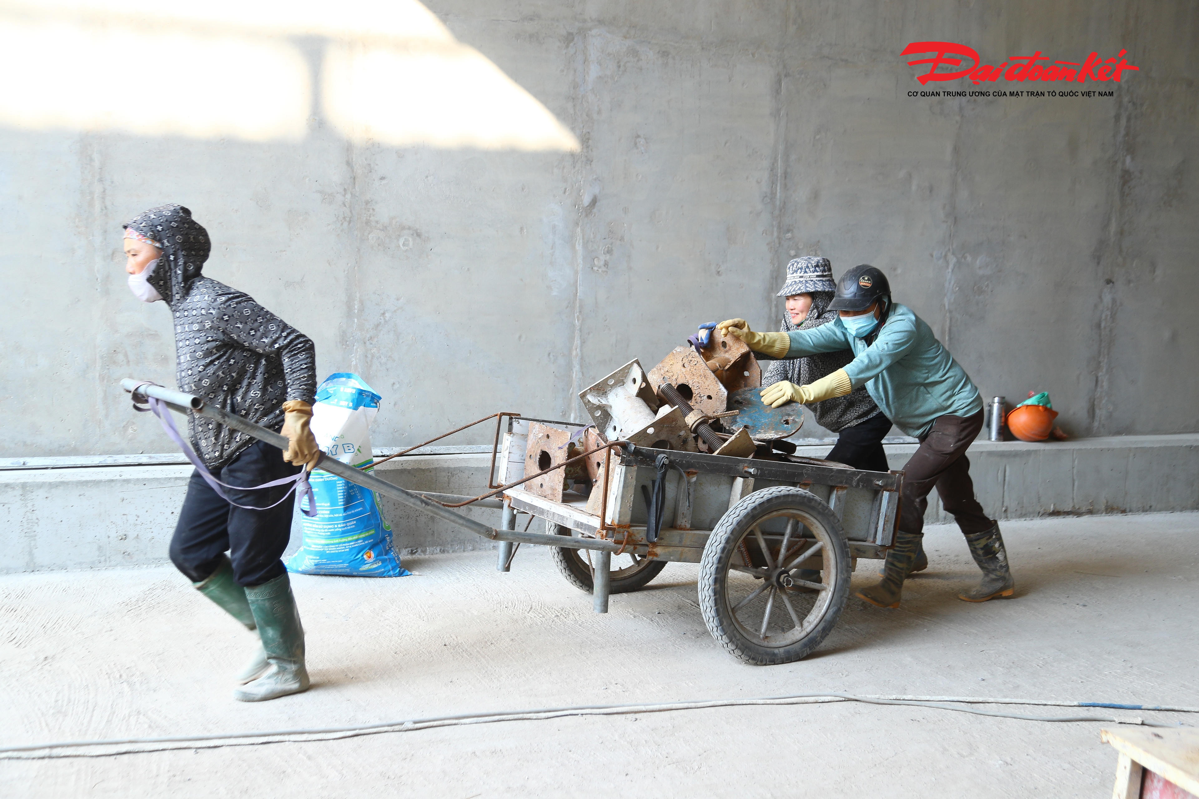 Sau khi hoàn thành việc thi công các đốt hầm kín, các công nhân đang tiến hành tháo dỡ giàn giáo để vệ sinh hầm.&nbsp;