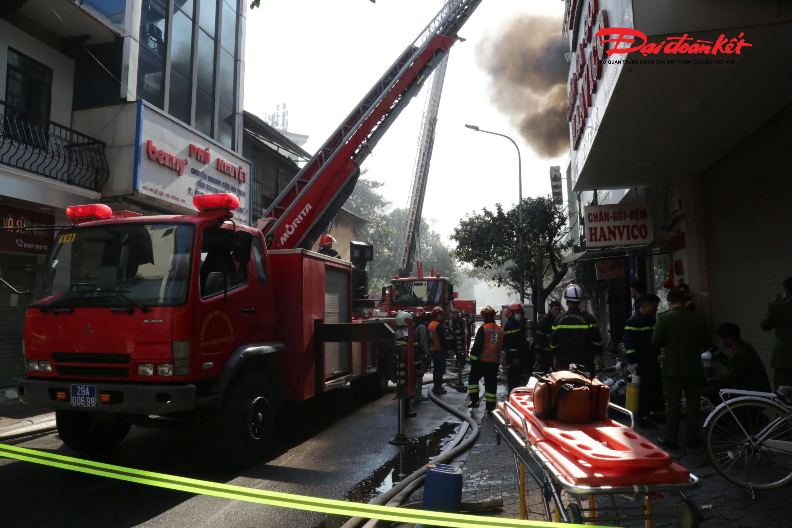 Bà Mai (sống tại nhà 46 phố Trần Hưng Đạo, phường Hà Đông) cho biết, khoảng 8h, khi bà đang ở trong nhà thì nghe thấy tiếng mọi người hô hoán chữa cháy. Chạy ra bên ngoài và nhìn thấy ngôi nhà số 84 phố Lê Lợi đang cháy lớn. Lửa bùng lên ở tầng 1 rồi nhanh chóng lan lên các tầng trên.