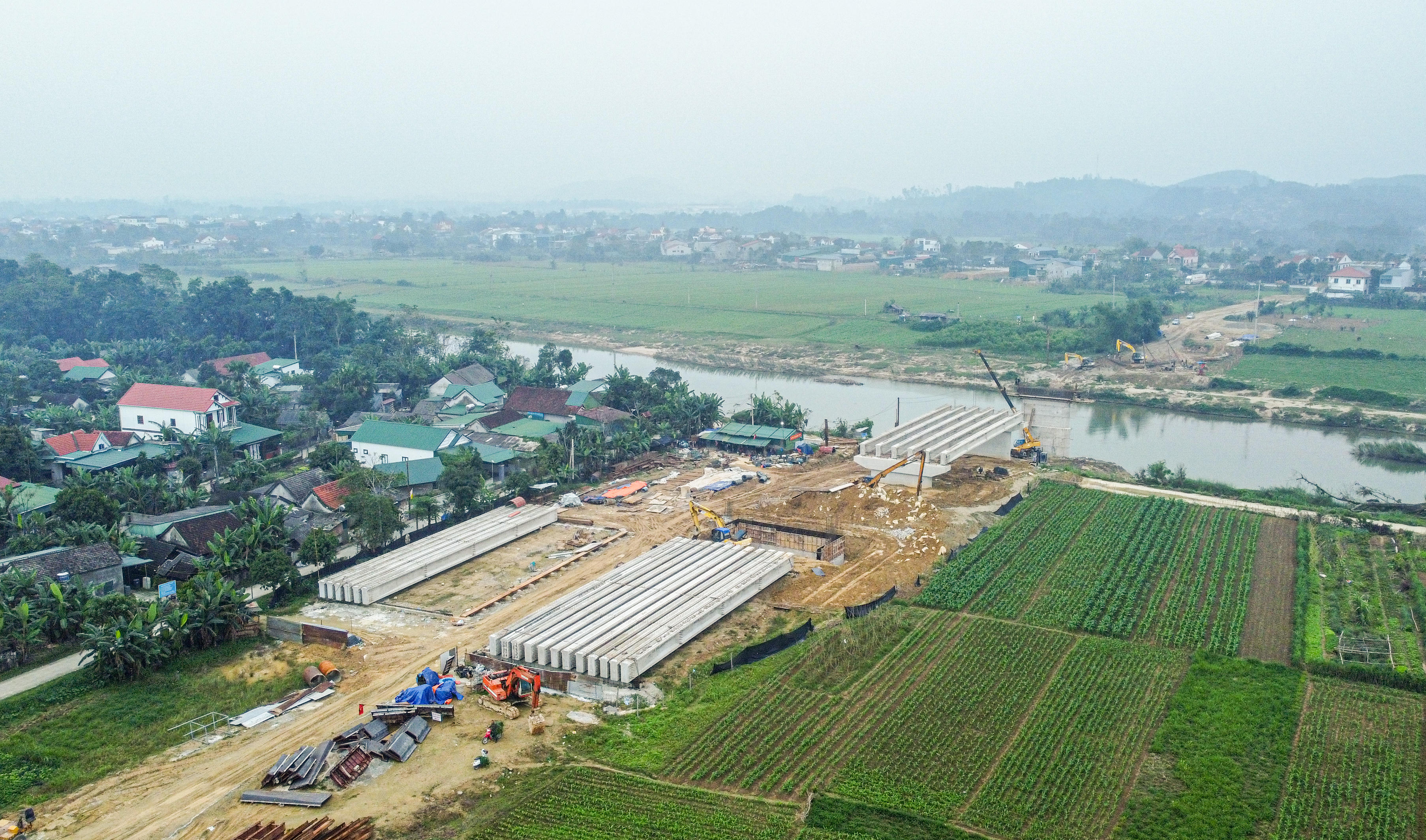 Dự án cầu vượt lũ Phố Giang có tổng vốn 172 tỷ đồng, thuộc kế hoạch đầu tư công trung hạn 2021–2025 của tỉnh Hà Tĩnh, hiện do Ban Quản lý dự án đầu tư xây dựng công trình dân dụng và hạ tầng khu vực tỉnh quản lý. Ảnh: Cẩm Kỳ&nbsp;