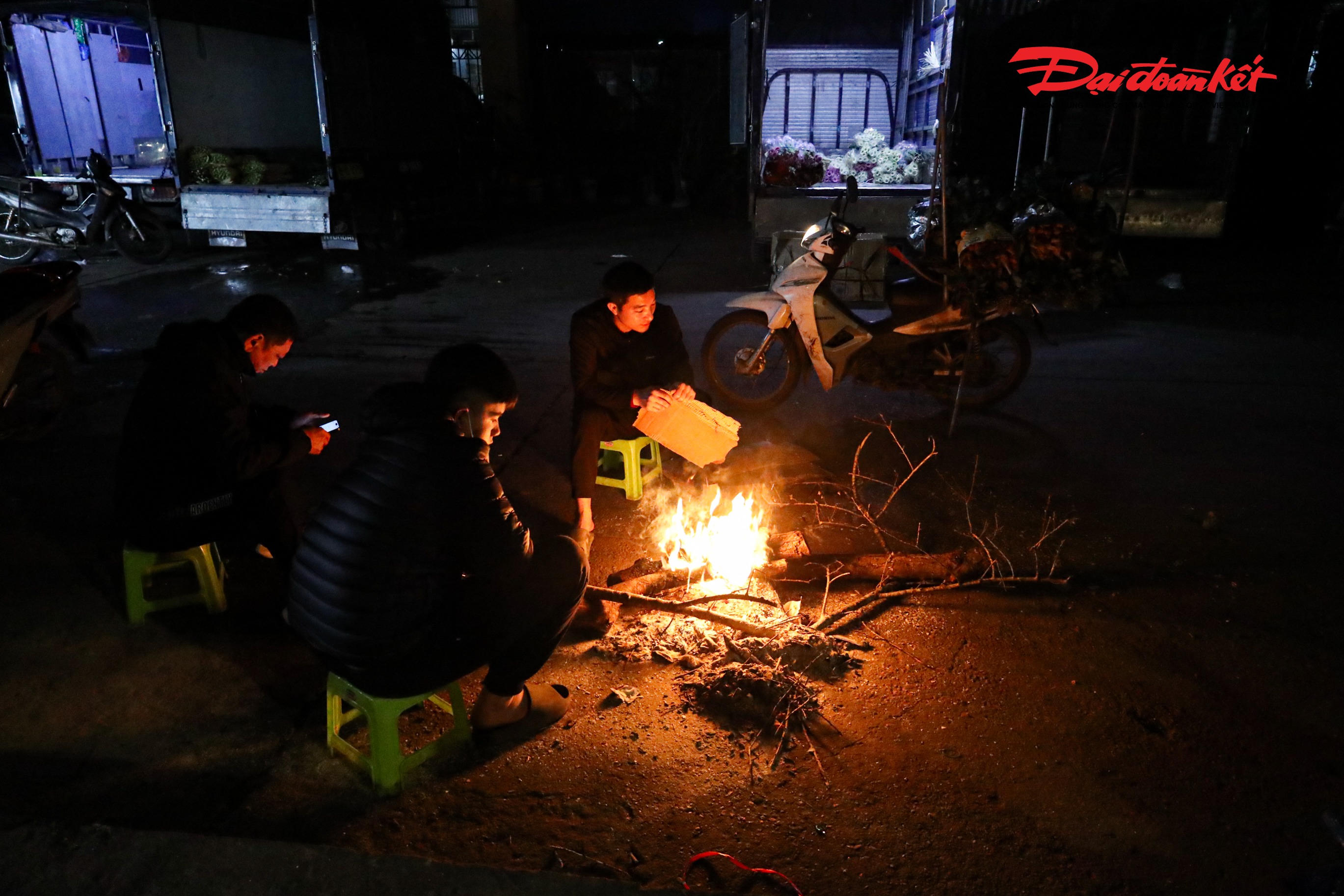 Giữa cái rét cắt da, nhiều người bán hàng tại một chợ hoa tươi của Hà Nội buộc phải tìm cách sưởi ấm tạm thời bằng cách đốt lửa.. 