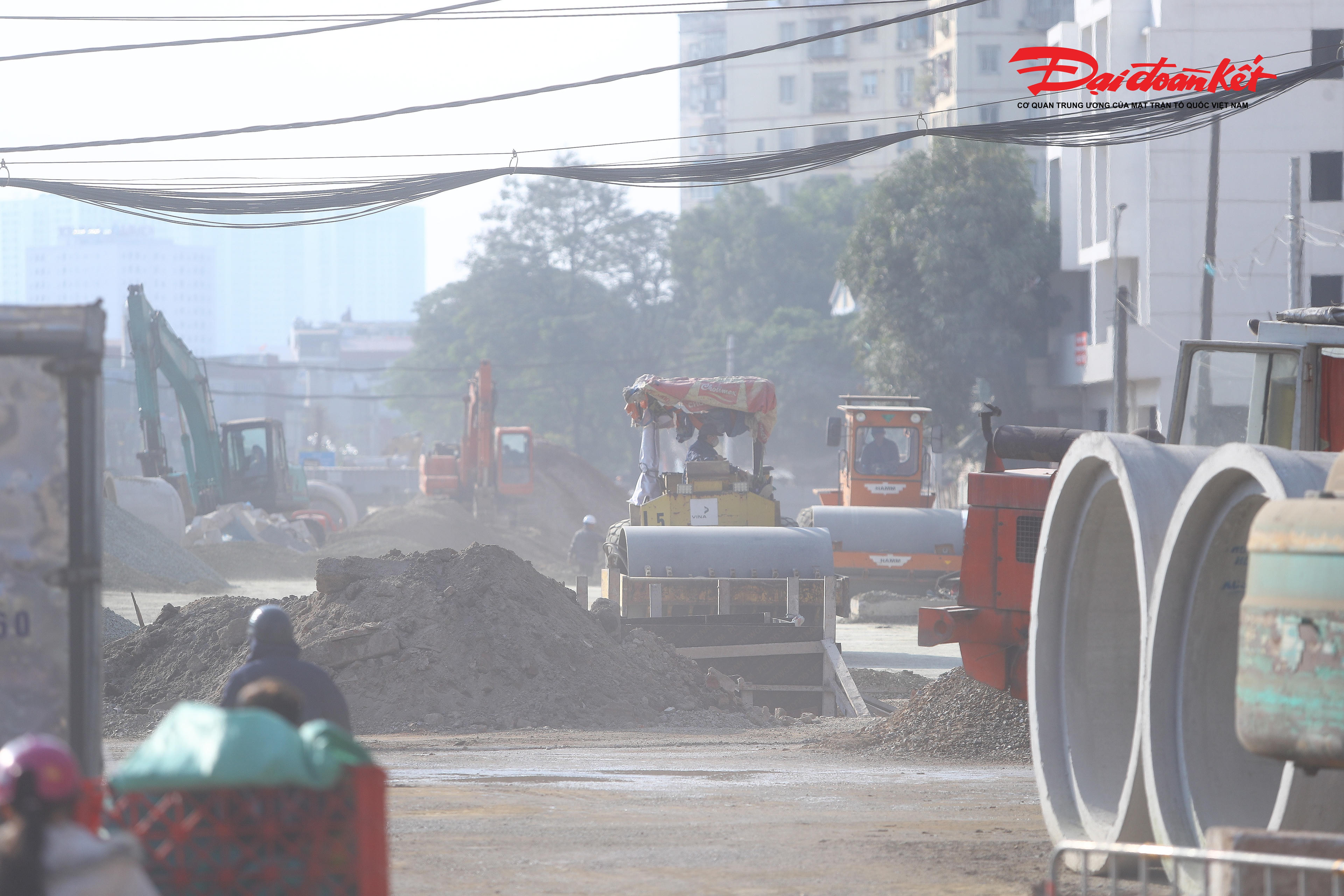 Theo ghi nhận tại công trường dự án hầm chui Kim Đồng - Giải Phóng, không khí thi công diễn ra khẩn trương, liên tục. Các nhà thầu đã huy động tối đa nhân lực, máy móc, tổ chức thi công nhiều mũi, nhiều ca để hoàn thành các hạng mục còn lại. Hiện nay, các đơn vị đang tập trung triển khai thi công hệ thống thoát nước, thảm mặt đường, thi công đường dẫn và lắp đặt hệ thống đèn chiếu sáng trong và ngoài hầm chui.