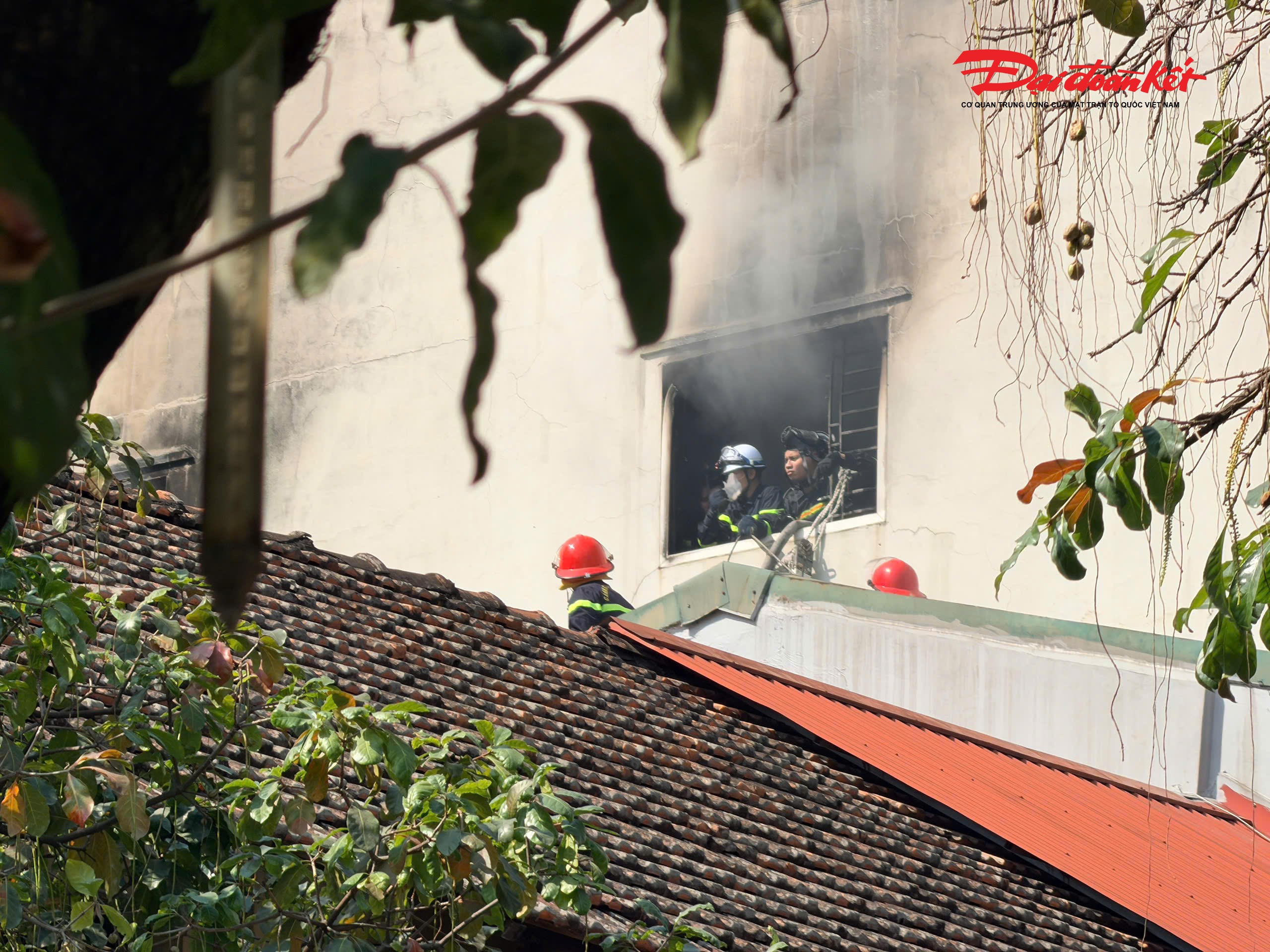 Ông Bùi Huy Quang – Phó Chủ tịch UBND phường Hà Đông cho biết, thời điểm xảy ra cháy, trong ngôi nhà có 8 người. Chủ nhà do hoảng loạn nhảy từ tầng cao xuống và bị thương, đã được đưa đi cấp cứu. 