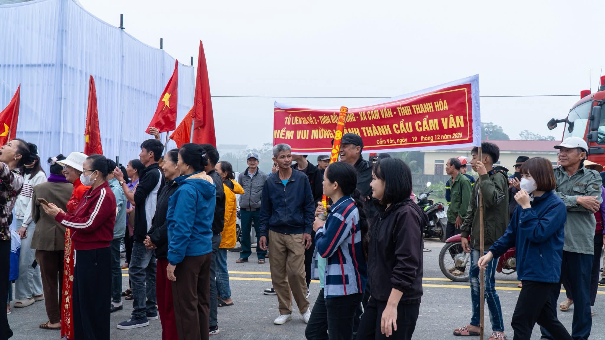 Người dân xã Cẩm Vân vui mừng khi cầu Cẩm Vân được khánh thành tháng 12/2025. Ảnh: Đình Minh