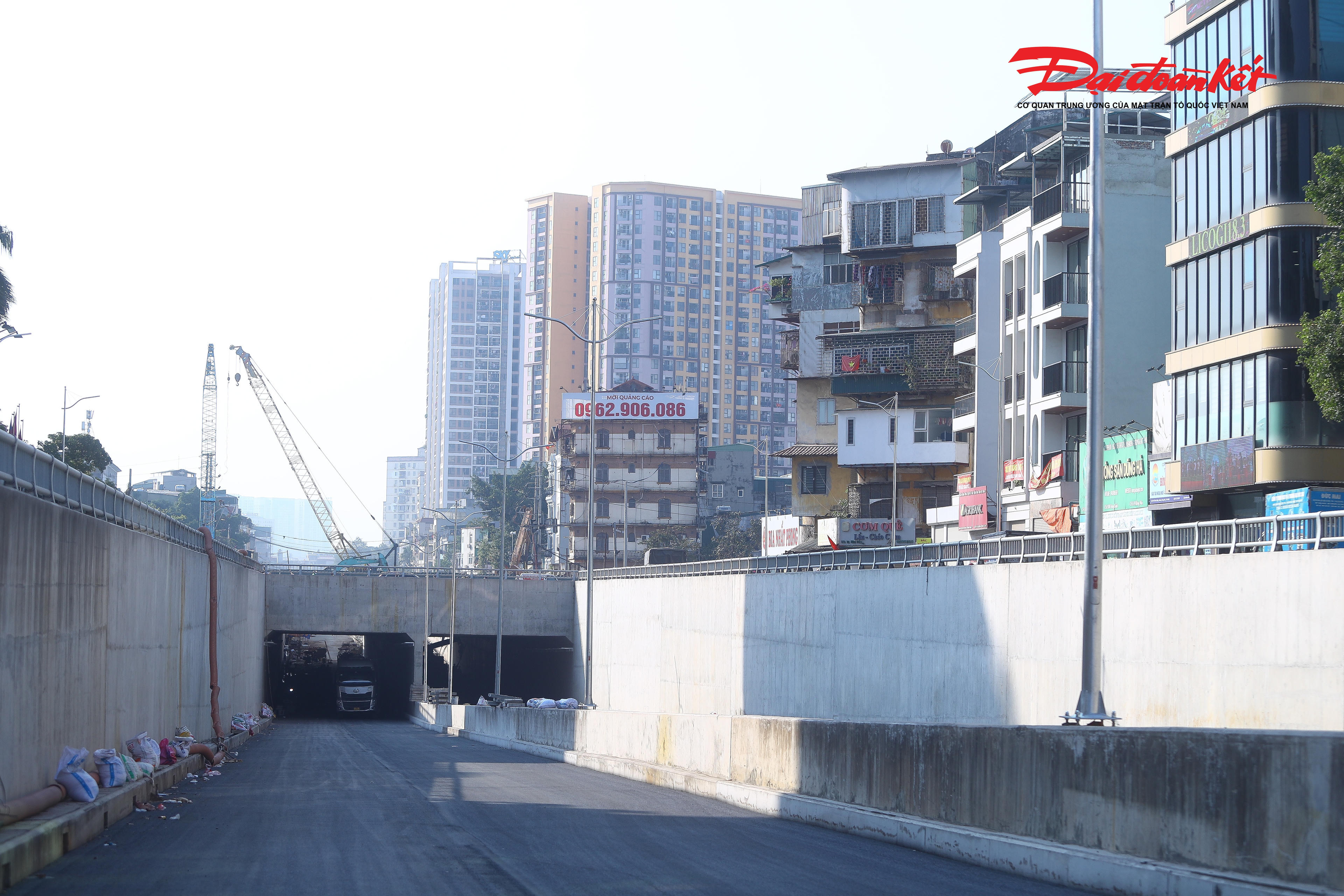 Hệ thống đèn chiếu sáng, biển báo giao thông, sơn kẻ đường và các hạng mục an toàn giao thông khác cũng đang được lắp đặt, hoàn thiện đồng bộ.