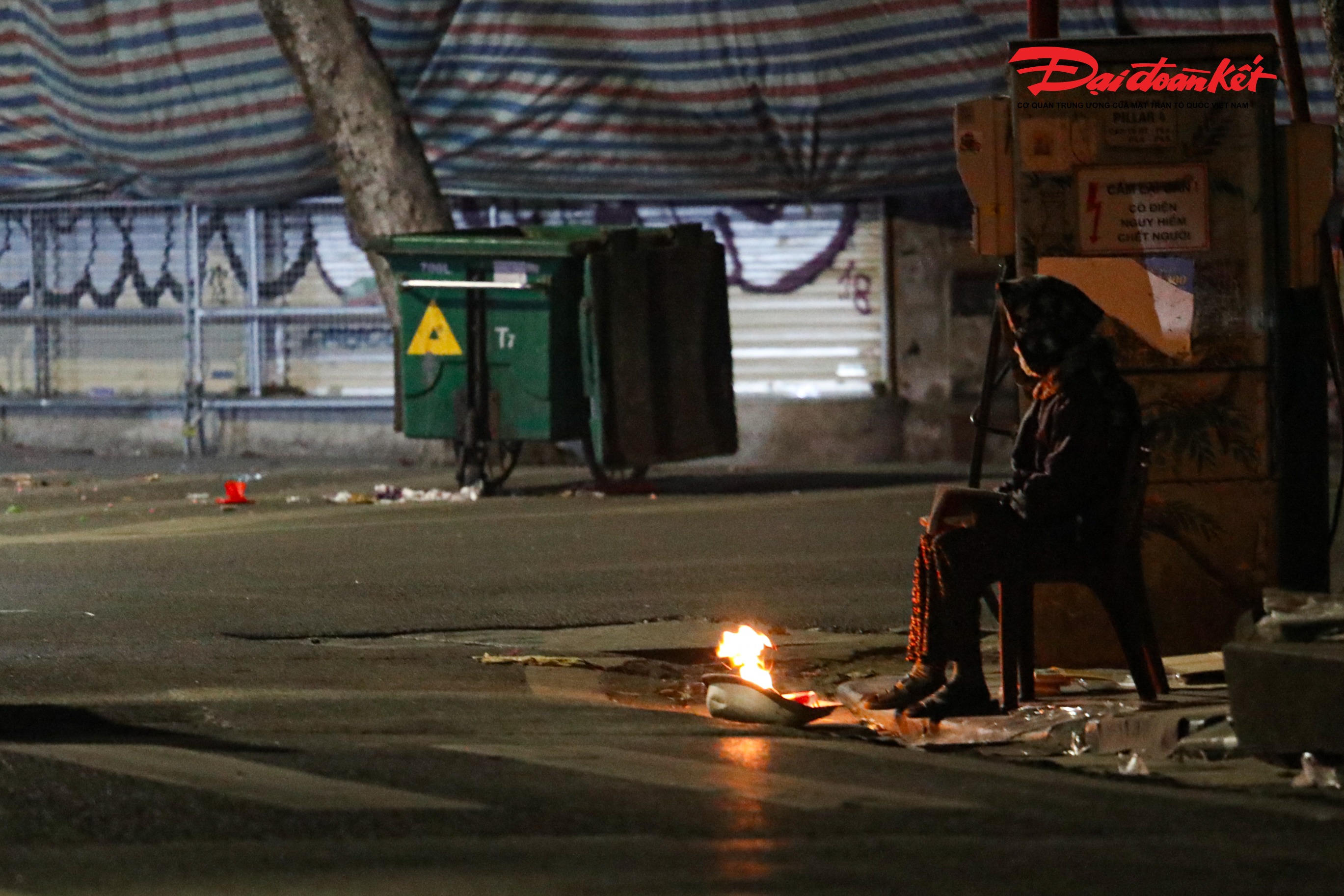 Theo ghi nhận của PV Báo Đại đoàn kết do ảnh hưởng của không khí lạnh tăng cường, đêm ngày 8/1 Hà Nội ghi nhận đợt rét đầu mùa, nhiệt độ giảm còn 12 độ C, nhiều người co ro đốt lửa sưởi ấm qua đêm trên vỉa hè.