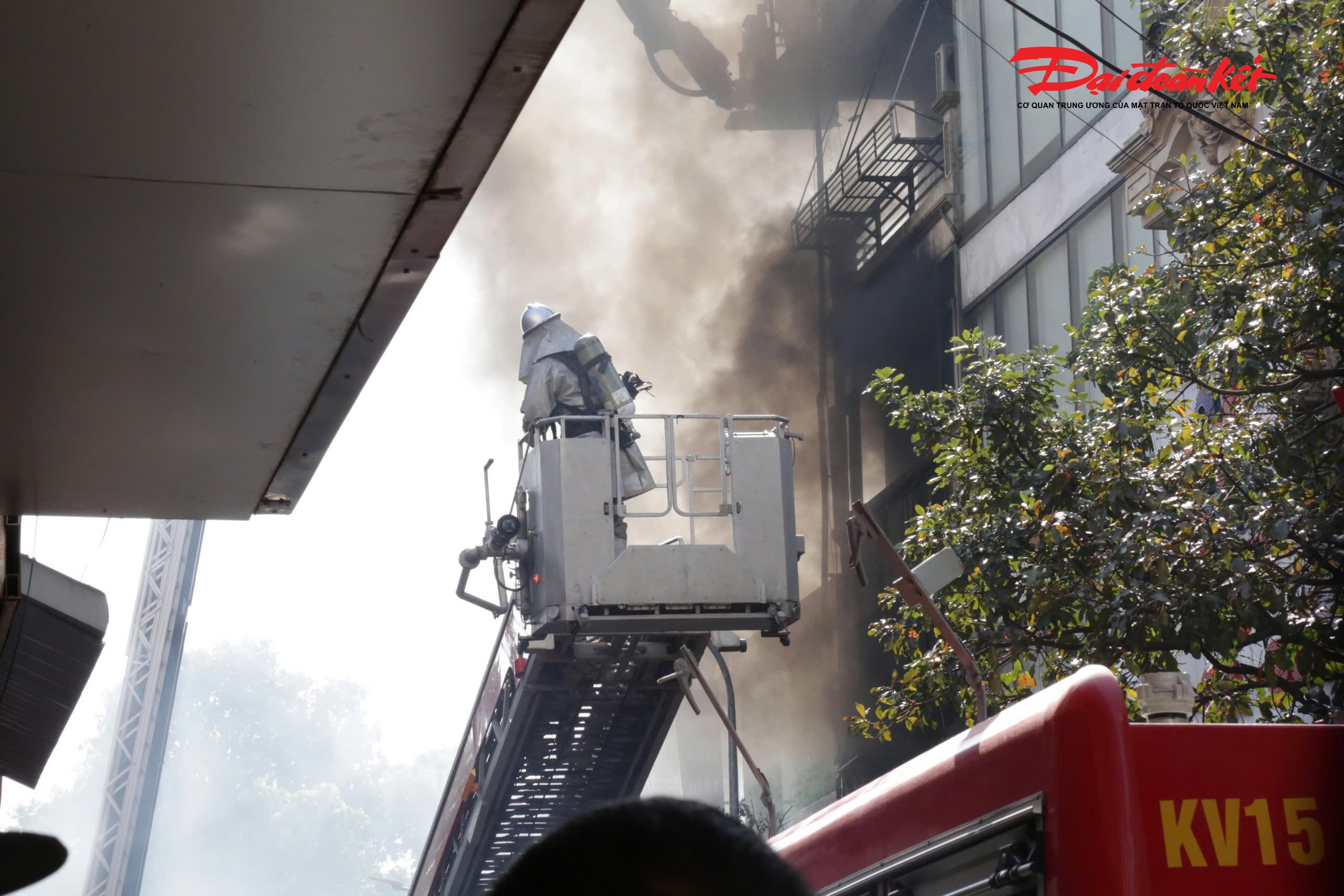 Cũng theo bà Mai, khi phát hiện sự việc, các bảo vệ và tiểu thương của chợ Hà Đông đã chạy sang dập lửa nhưng không thành. Mọi người hoảng loạn gọi hai người đang ở tầng 1 của ngôi nhà bị cháy chạy ra ngoài. Một người phụ nữ kịp thời thoát được, còn người đàn ông nhảy từ tầng 5 xuống mái nhà hàng xóm và bị thương.