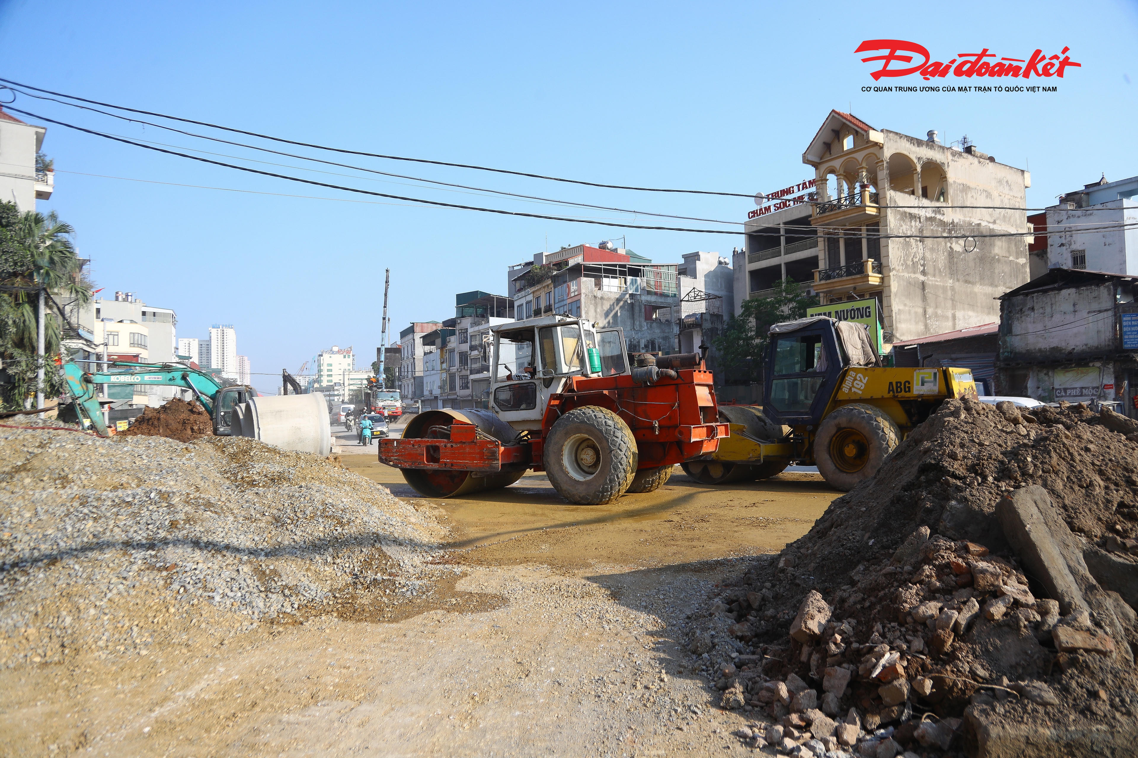 "Chúng tôi hiện đang thực hiện xây dựng đường kết nối với dự án đường vành đai 2,5. Trên công trường 50 công nhân thi công 3 ca liên tục", ông Trần Bình Định nói.