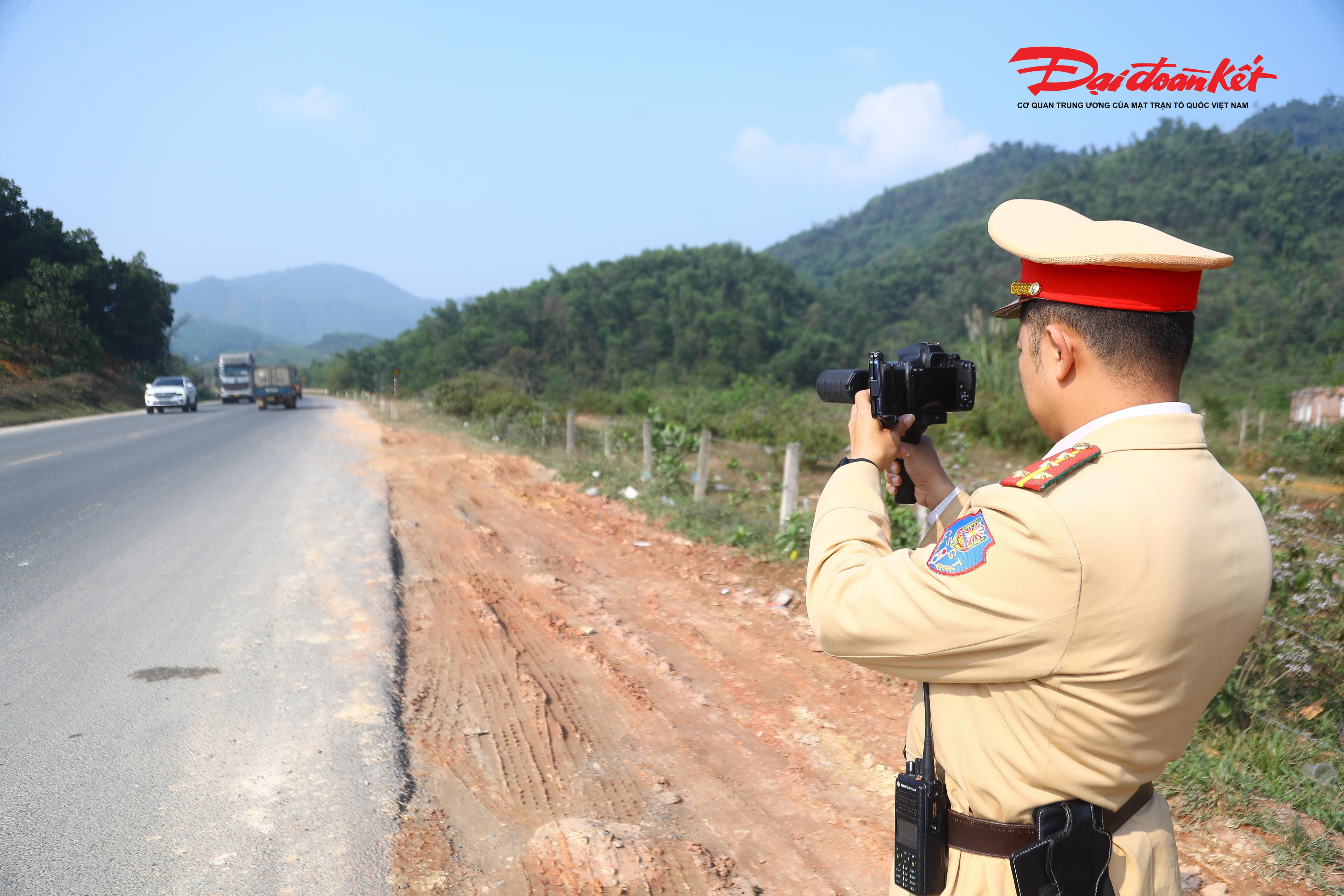 Theo ghi nhận của PV Báo Đại đoàn kết, tuyến Hòa Lạc – Hòa Bình là trục giao thông quan trọng, kết nối Thủ đô với các tỉnh Tây Bắc, lưu lượng phương tiện lớn, trong đó có nhiều xe khách, xe tải và ô tô cá nhân. Do mặt đường rộng, ít giao cắt, một bộ phận tài xế đã chủ quan, điều khiển phương tiện chạy quá tốc độ cho phép, tiềm ẩn nguy cơ mất an toàn giao thông, đặc biệt trong điều kiện thời tiết xấu hoặc vào ban đêm.