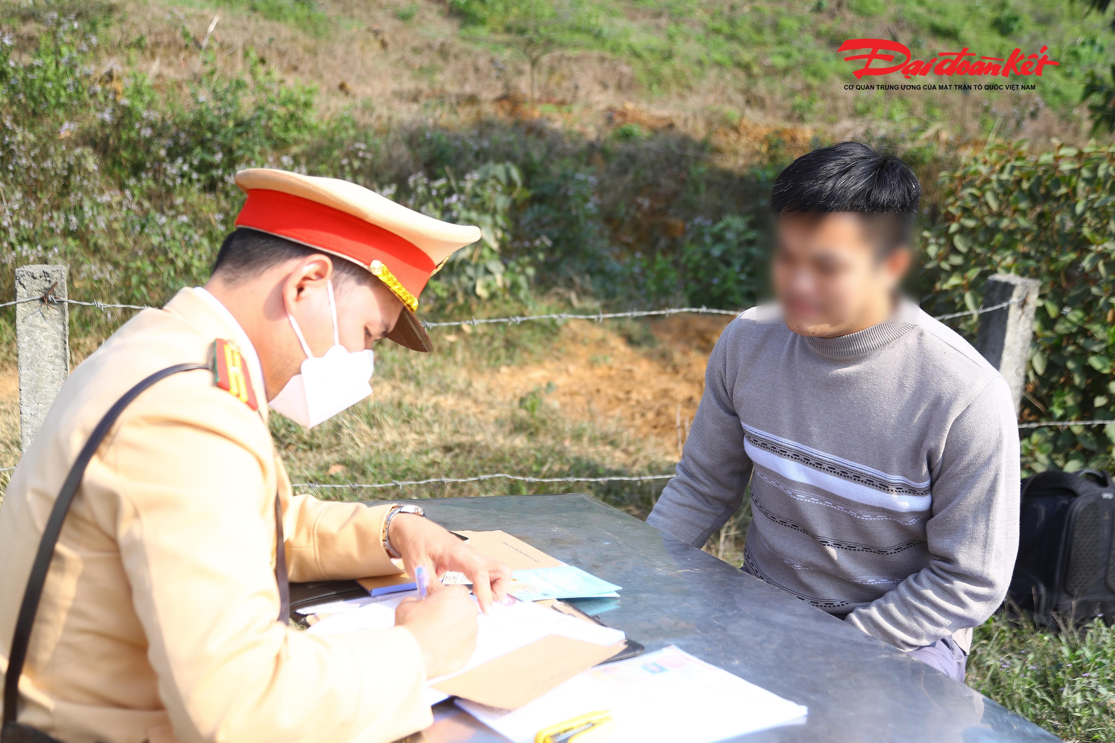 “Tôi nghĩ đường vắng nên đi nhanh một chút, không ngờ lại vi phạm. Sau lần này tôi sẽ chú ý hơn để bảo đảm an toàn cho bản thân và người khác”, một lái xe chia sẻ.. 