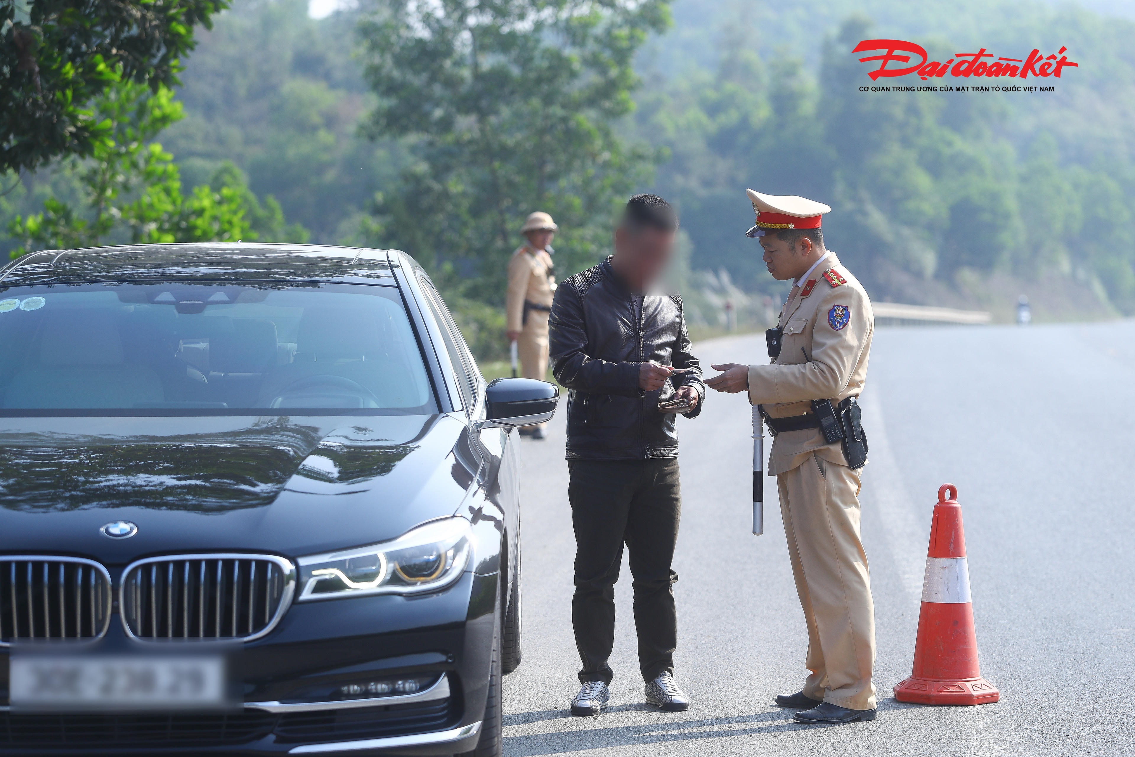 Tương tự, chỉ chưa đầy 5 phút lực lượng chức năng lại tiếp tục phát hiện xe ô tô BKS 30E: 238.XX chạy quá tốc độ.