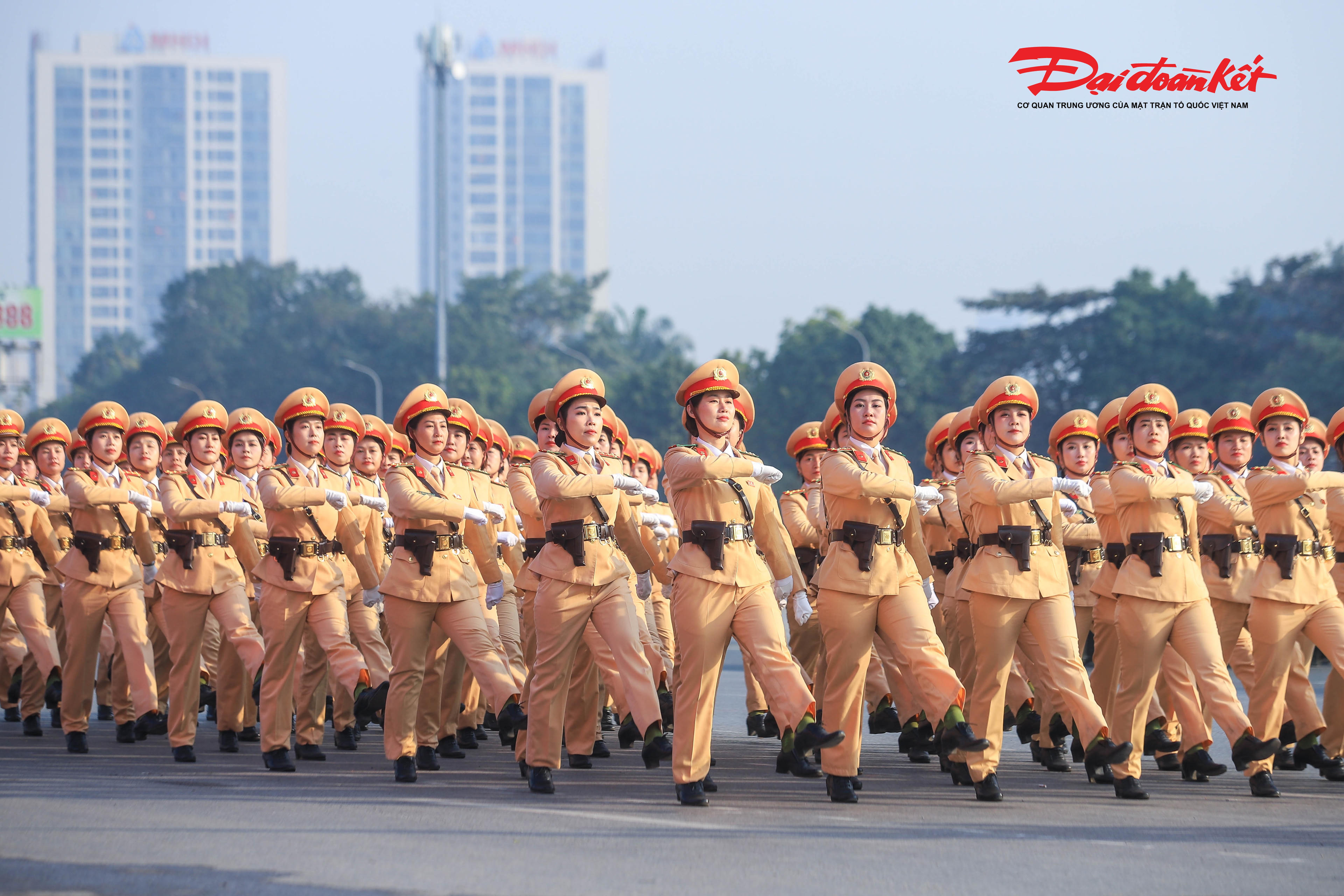 Khối nữ cảnh sát giao thông sáng ngời, thân thiện nhưng dứt khoát, mạnh mẽ trong các động tác diễu hành. Các nữ cảnh sát đóng vai trò quan trọng trong điều tiết, đảm bảo trật tự, an toàn giao thông.