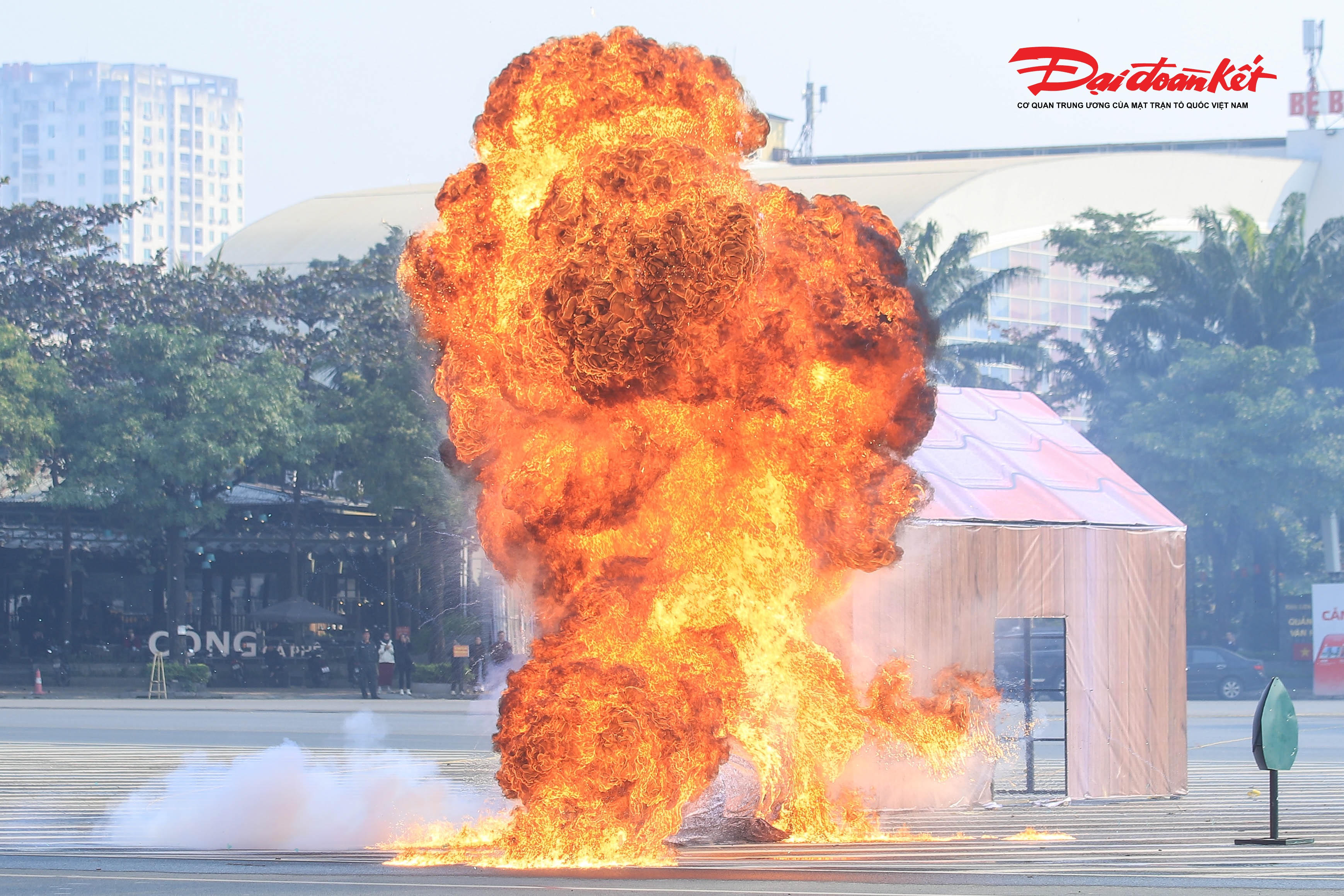 Theo đó, Cảnh sát cài đặt chất nổ, phá hủy mục tiêu.