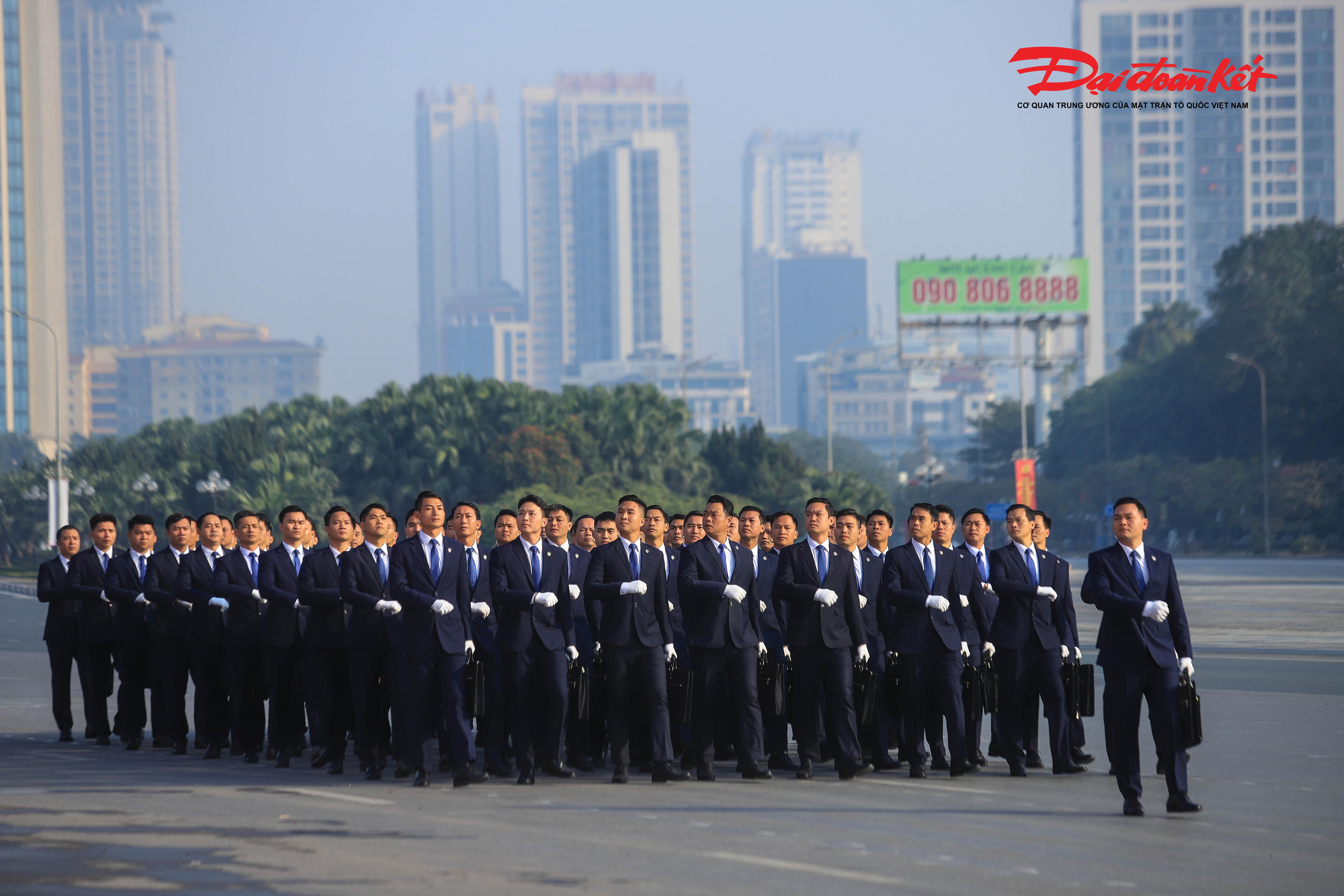 Khối sĩ quan bảo vệ tiếp cận Bộ Tư lệnh Cảnh vệ.