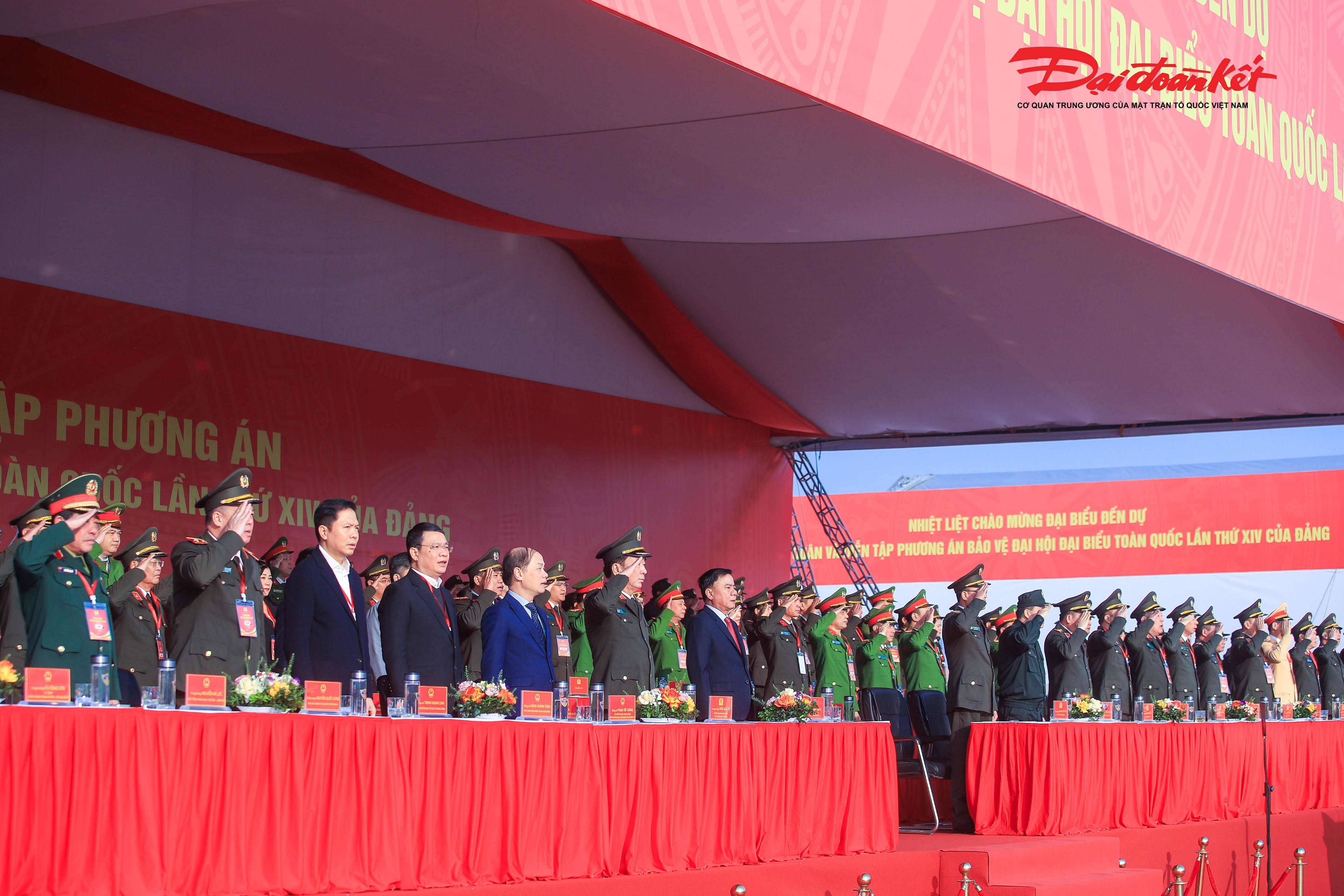 Các lãnh đạo, đại biểu dự Lễ xuất quân, diễn tập phương án bảo đảm an ninh, trật tự Đại hội đại biểu toàn quốc lần thứ&nbsp; XIV  của Đảng.