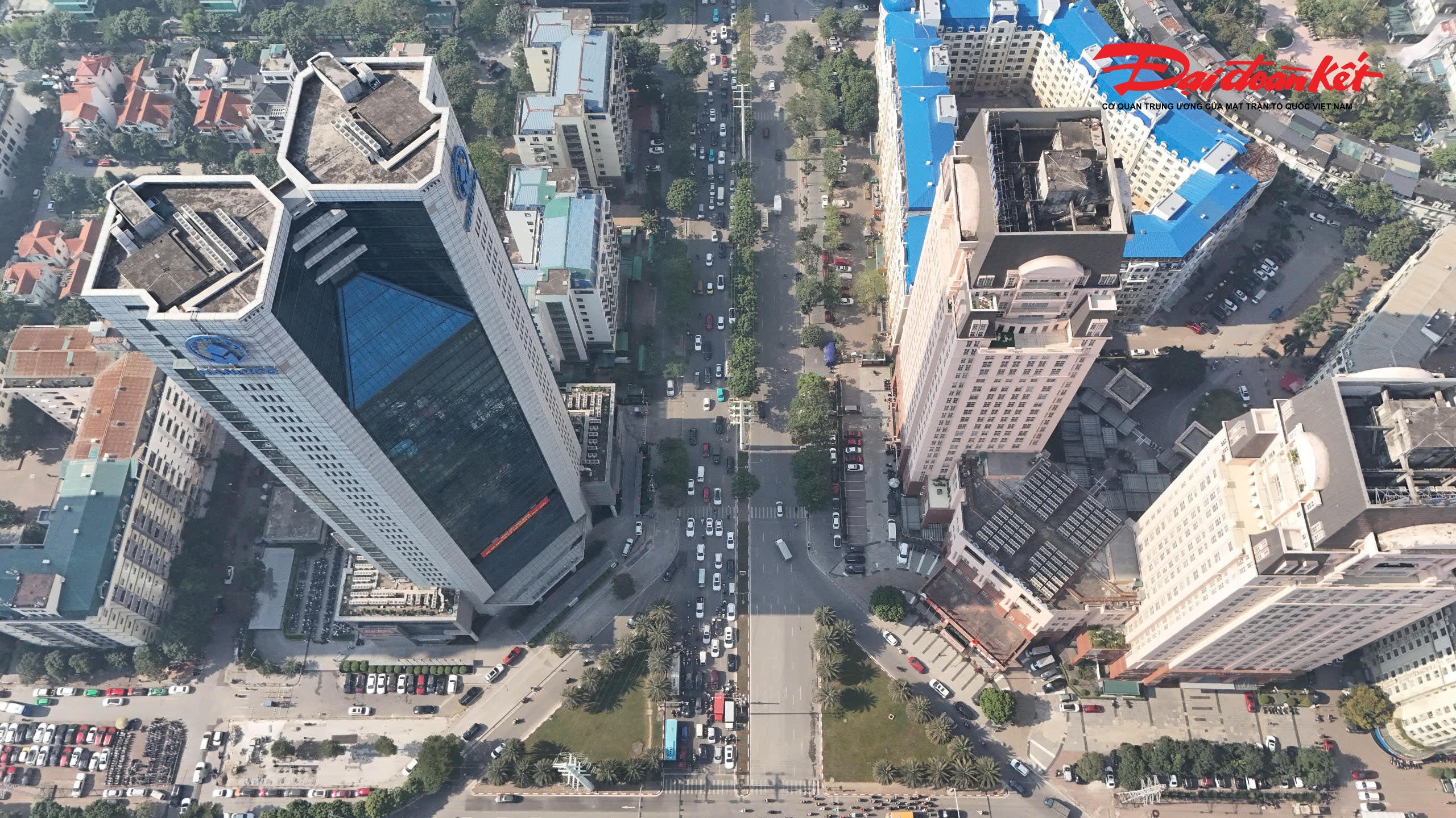 Theo ghi nhận, nút giao Mễ Trì – Dương Đình Nghệ – Vành đai 3 hiện là điểm giao cắt của nhiều tuyến đường quan trọng, vào giờ cao điểm, lưu lượng phương tiện dồn về đây rất lớn, thường xuyên xảy ra ùn tắc kéo dài, đặc biệt trên trục Vành đai 3 và đường Mễ Trì, Dương Đình Nghệ.