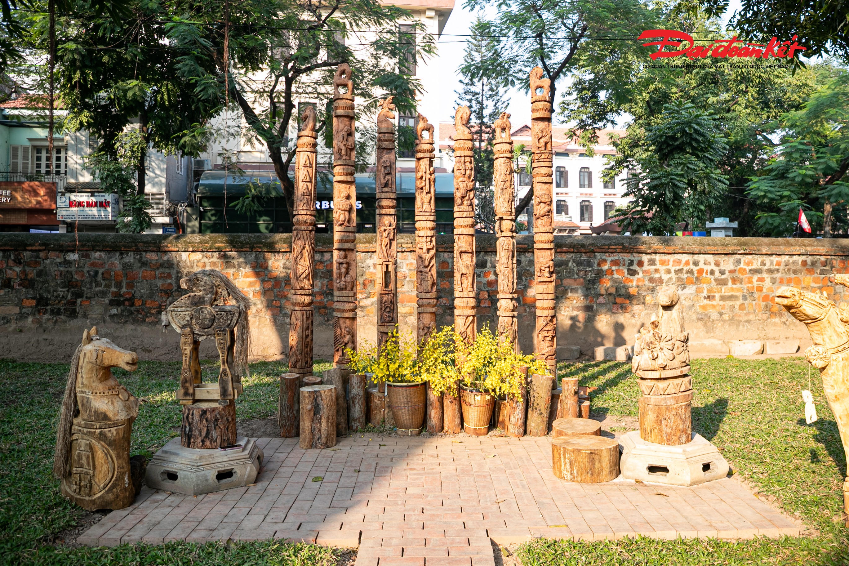 Tác phẩm gây ấn tượng nhất là cụm 7 cột gỗ đường kính 20cm, khắc họa hoa văn, hình thái đời sống của người Ê Đê.