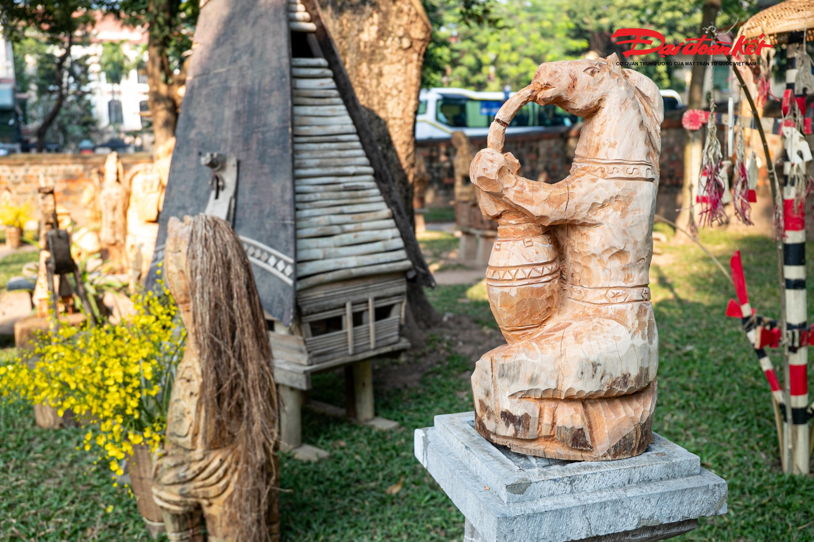 Không gian trưng bày mộc mạc với ngựa gỗ, nhà rông gần gũi, gợi nhịp sống chậm rãi, bền bỉ của vùng cao nguyên.. 