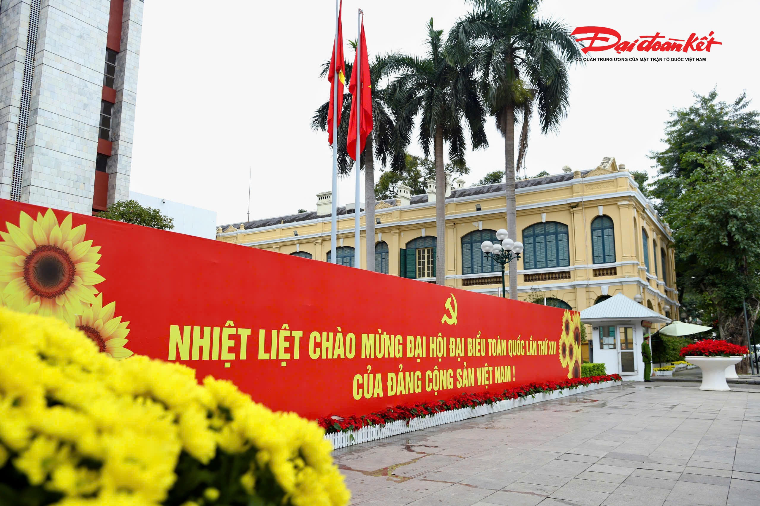 Khu vực trước trụ sở UBND TP Hà Nội được trang trí cờ, pano chào mừng Đại hội đại biểu toàn quốc lần thứ XIV của Đảng.
