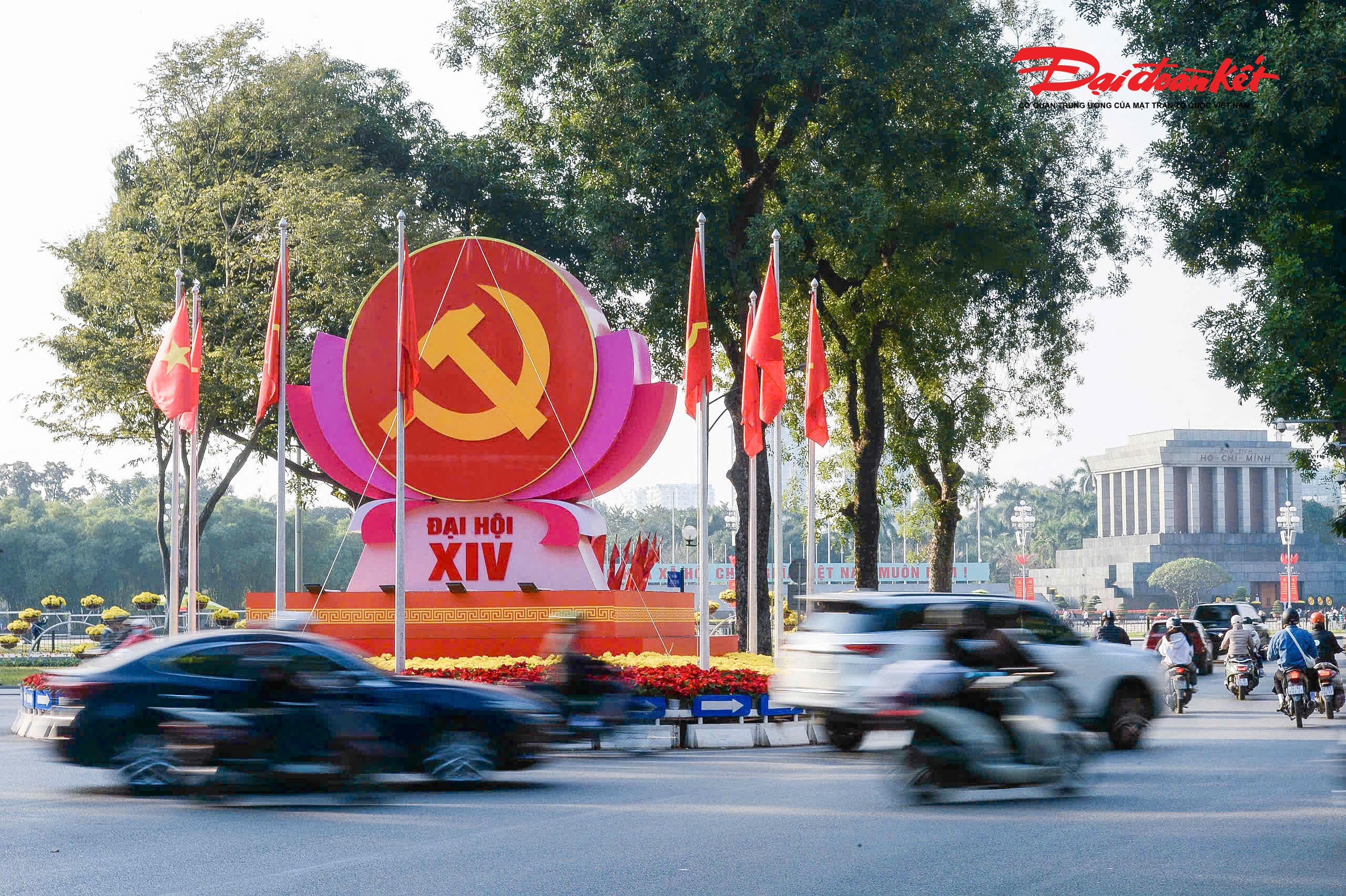 Khu vực Quảng trường Ba Đình lịch sử, nơi gắn với nhiều sự kiện trọng đại của dân tộc được chỉnh trang kỹ lưỡng. Biểu tượng búa liềm cùng cờ Đảng, cờ Tổ quốc được đặt ở vị trí trang trọng chào mừng Đại hội lần thứ XIV của Đảng.