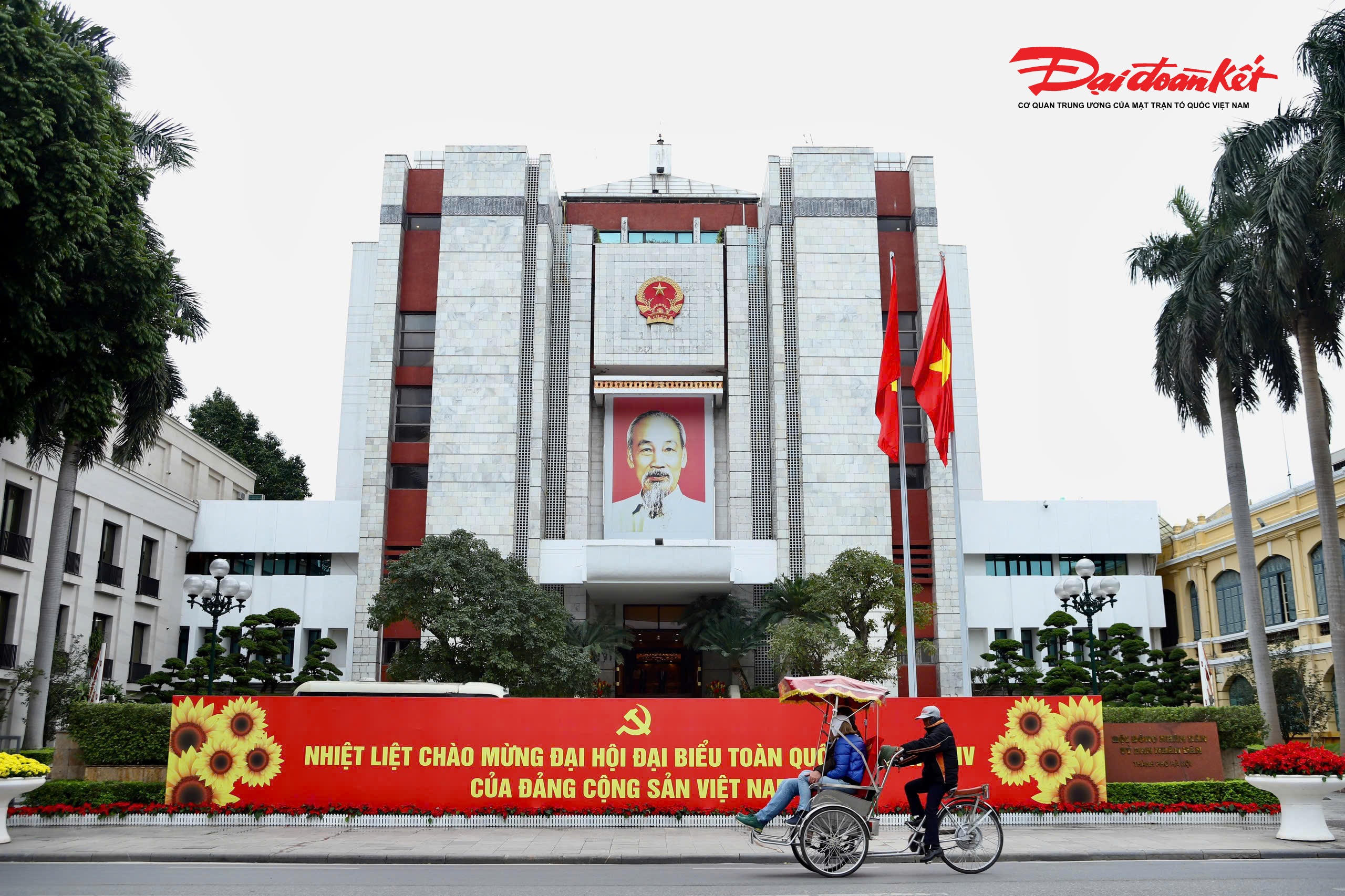 Ghi nhận tại các tuyến phố lớn như Tràng Tiền, Điện Biên Phủ, Hoàng Diệu, Kim Mã, Nguyễn Chí Thanh, Võ Chí Công hay Đại lộ Thăng Long, hệ thống cờ Tổ quốc, cờ Đảng được treo trang trọng, đồng bộ. Các cụm pa-nô tuyên truyền với thông điệp ngắn gọn, hình ảnh trang nhã, màu sắc hài hòa được bố trí khoa học, vừa tạo điểm nhấn mỹ quan đô thị, vừa lan tỏa tinh thần chào mừng Đại hội.