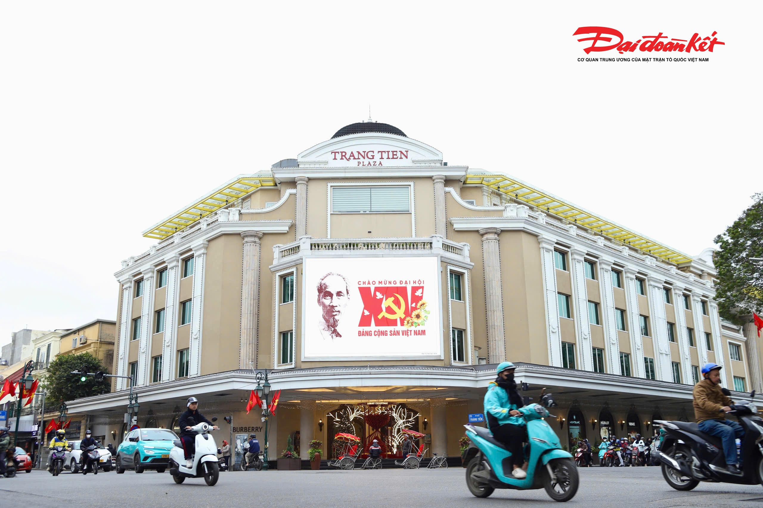 Hình ảnh chào mừng Đại hội lần thứ XIV của Đảng xuất hiện trên màn hình LED tại các trung tâm thương mại.