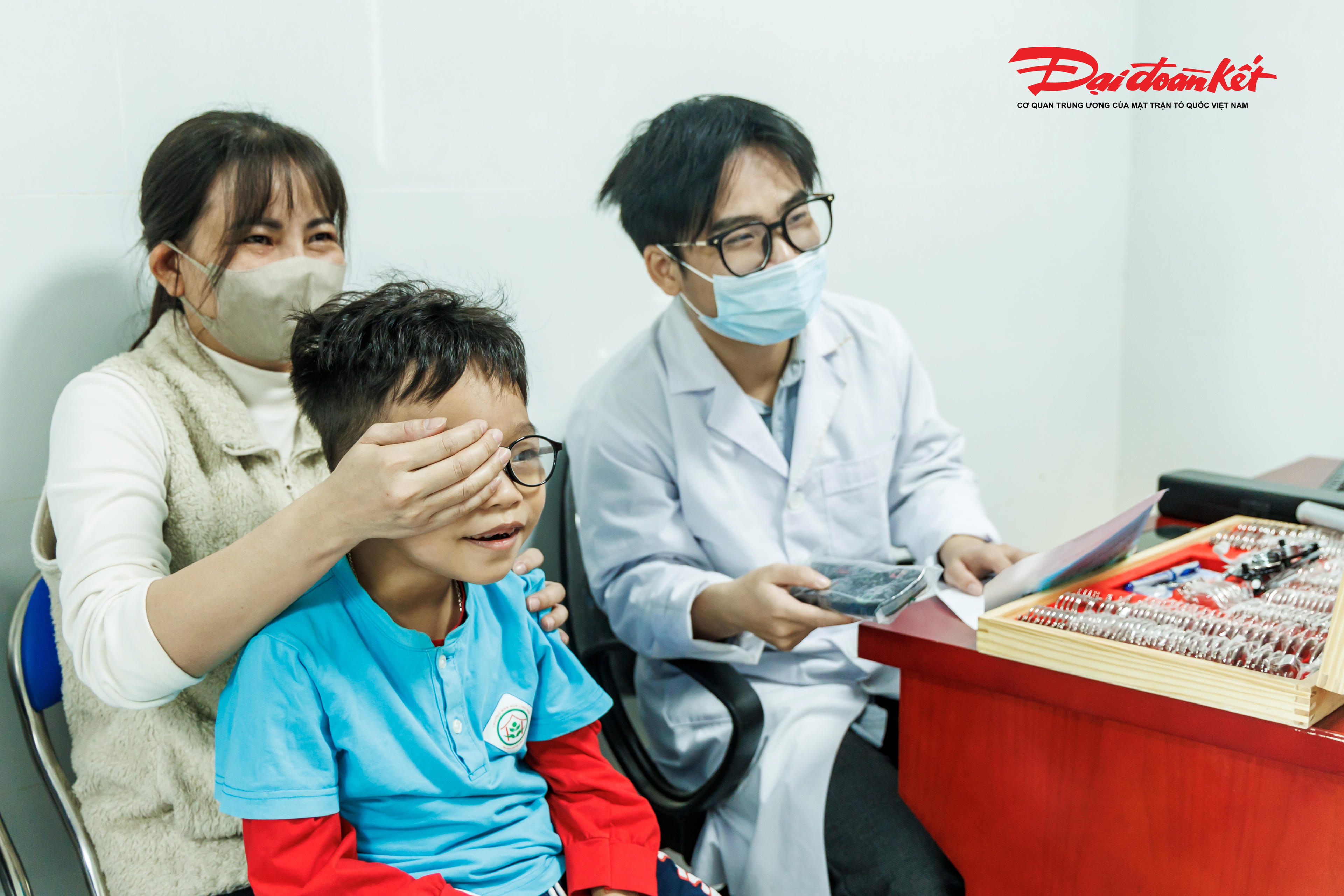 Mô hình liên kết y tế tuyến trên – tuyến cơ sở, góp phần xây dựng hệ thống y tế cơ sở ngày càng vững mạnh, đáp ứng tốt hơn nhu cầu chăm sóc sức khỏe của nhân dân trong tình hình mới. Ảnh: Quang Vinh.