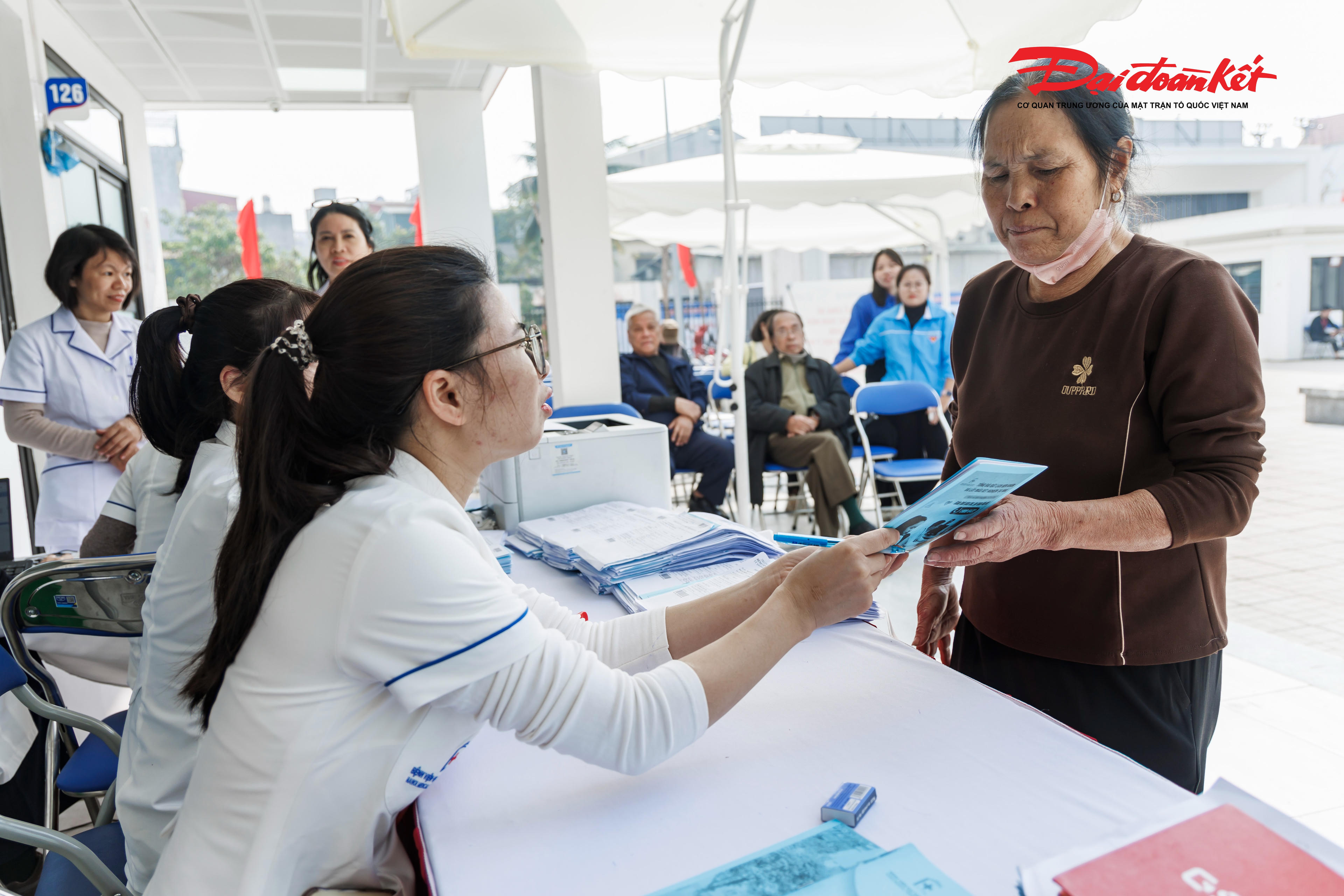 Bệnh viện Đại học Y Hà Nội phối hợp với Trạm y tế phường Vĩnh Hưng tổ chức khám sức khỏe miễn phí cho khoảng 300 người dân gồm các đối tượng chính sách trên địa bàn phường, cán bộ lãnh đạo, quản lý phường đã nghỉ hưu và trẻ em có hoàn cảnh đặc biệt khó khăn tại phường Vĩnh Hưng. Ảnh: Quang Vinh.