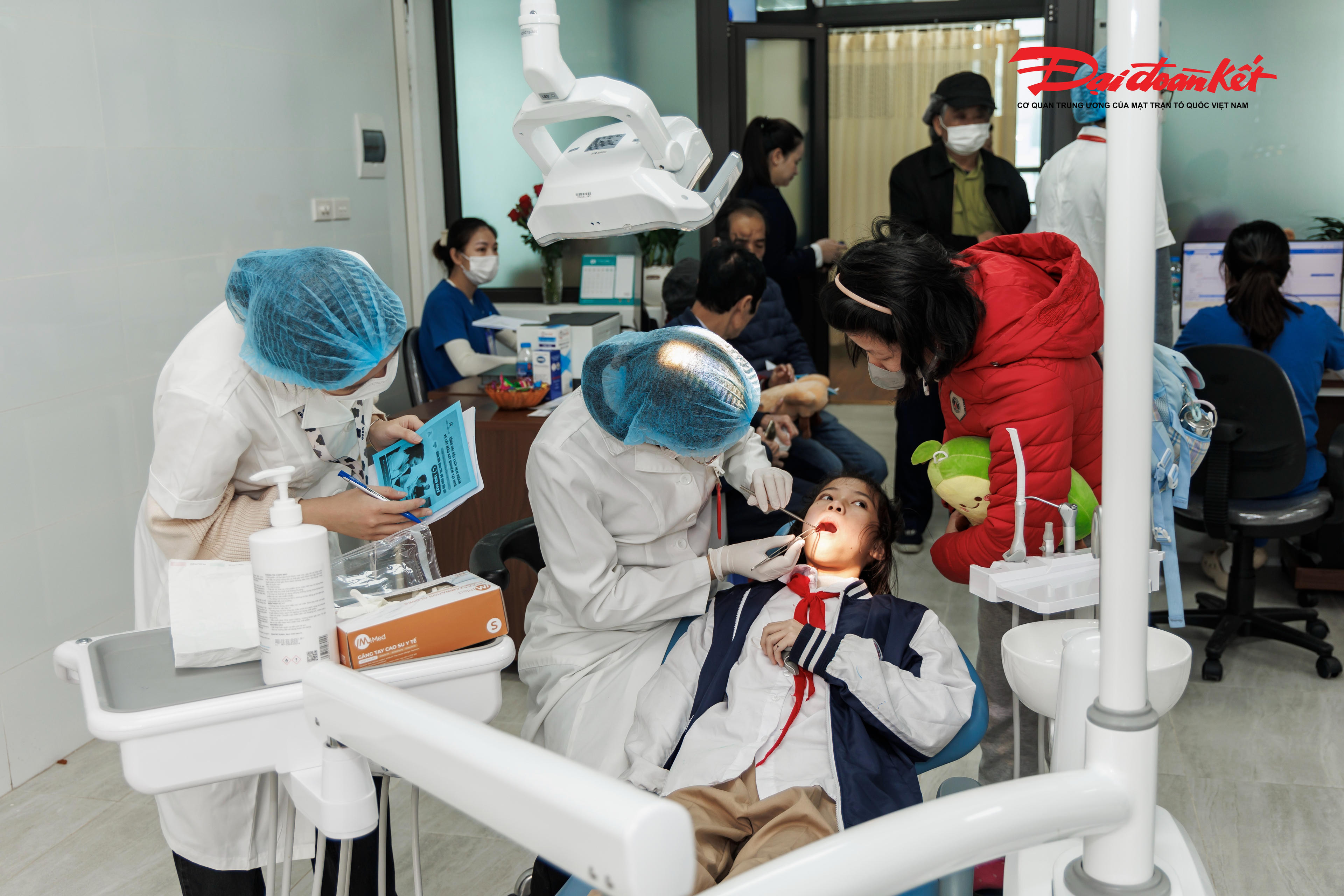 Thông qua mô hình này, đội ngũ y bác sĩ có trình độ chuyên môn cao cùng trang thiết bị y tế hiện đại sẽ từng bước được tăng cường cho tuyến cơ sở. Người dân được tiếp cận dịch vụ chăm sóc sức khỏe ban đầu ngay tại nơi sinh sống, góp phần giảm tải cho bệnh viện tuyến trên và bảo đảm an sinh xã hội trên địa bàn. Ảnh : Quang Vinh.