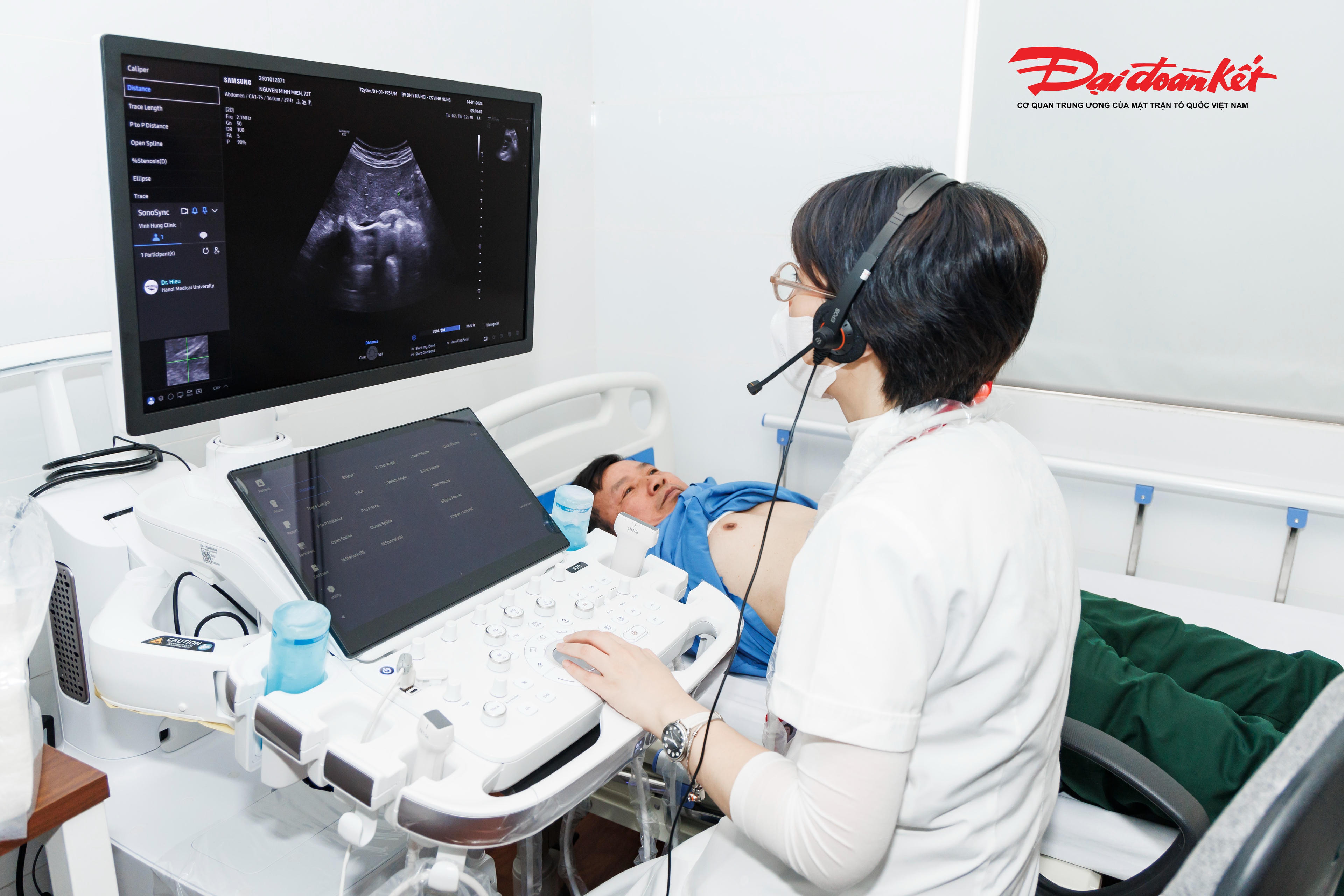 Theo nội dung hợp tác, Bệnh viện Đại học Y Hà Nội sẽ đồng hành cùng Trạm Y tế phường Vĩnh Hưng trong các hoạt động chuyên môn như: hỗ trợ đào tạo, chuyển giao kỹ thuật, tư vấn chuyên môn, tổ chức khám chữa bệnh và nâng cao năng lực cho đội ngũ y tế tuyến cơ sở. Đây là hướng đi phù hợp với chủ trương của ngành y tế trong việc đưa dịch vụ y tế chất lượng cao đến gần hơn với người dân, ngay tại cộng đồng. Ảnh: Quang Vinh.