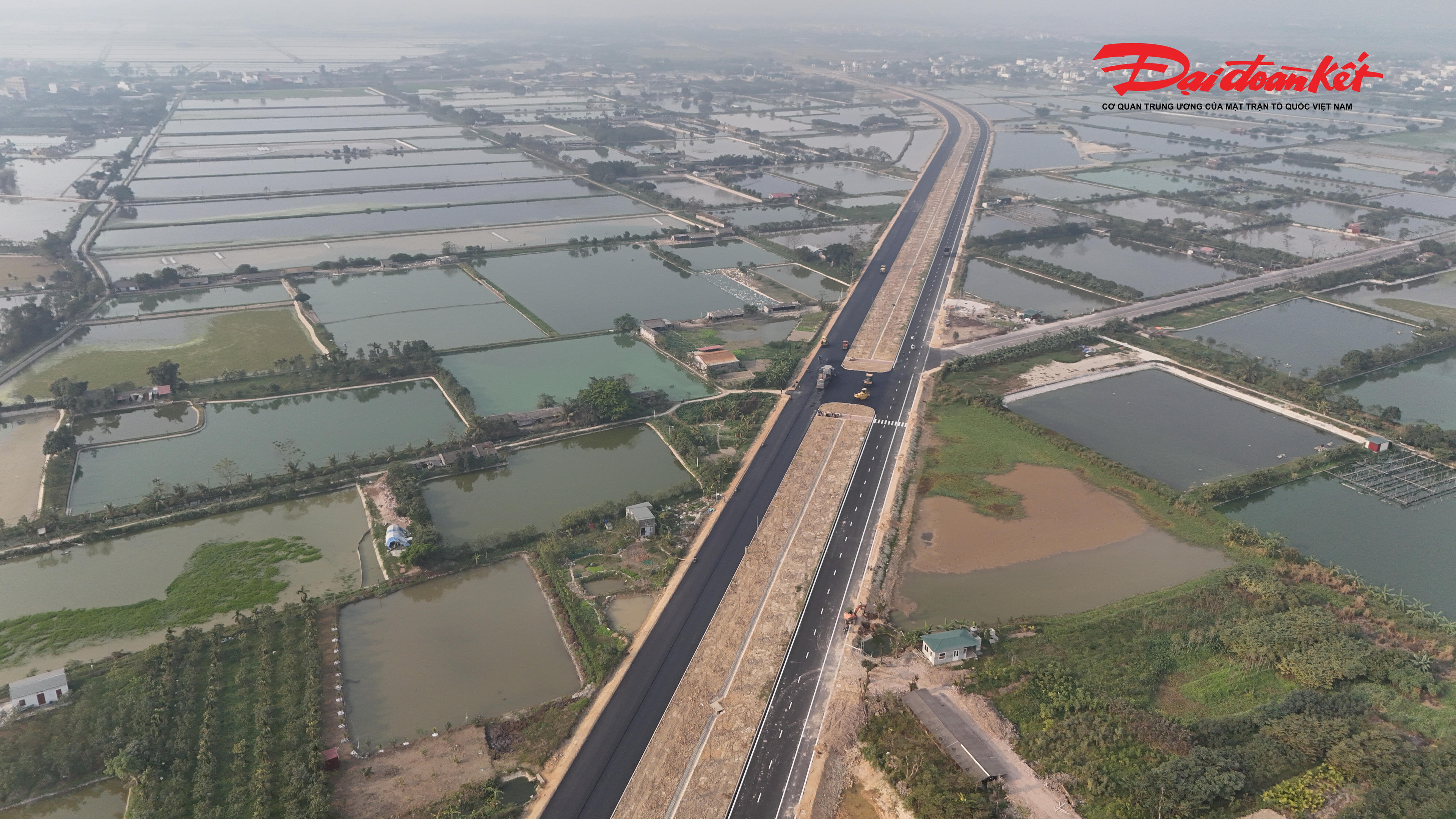 Tiếp nối đoạn đã hoàn thành, hơn 7km tuyến đường từ Km 18+ 400 đến tỉnh lộ 428 đã được thi công, đạt trên 90% khối lượng. 